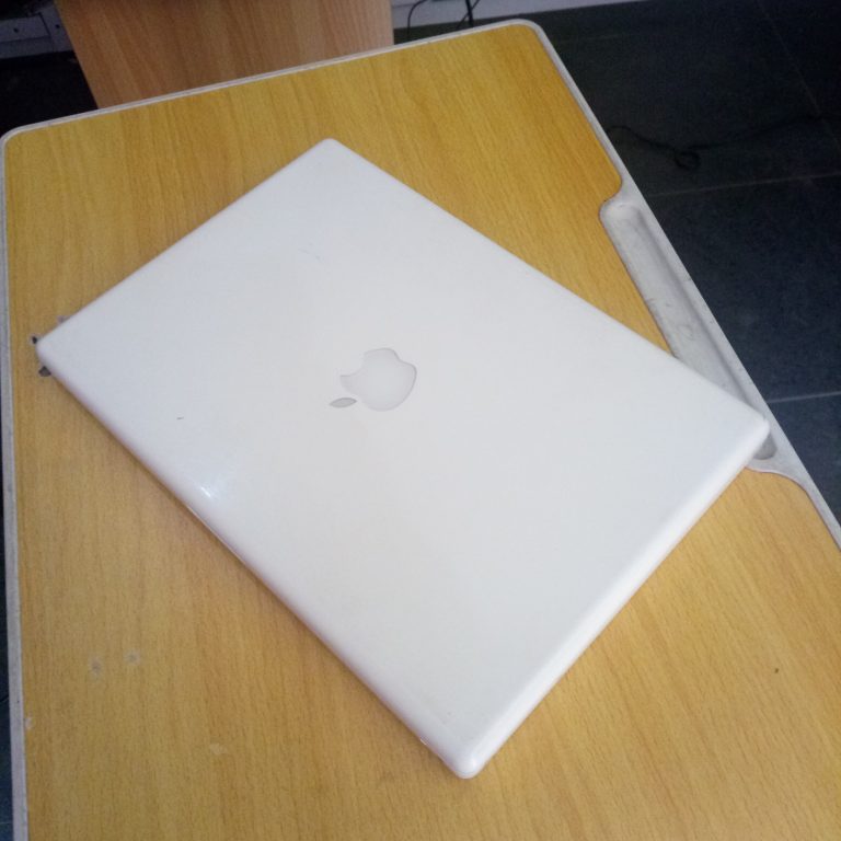 Apple Macbook A1181, 2gb Ram, 160gb HDD, Mac Os & Windows Installed - Image 3