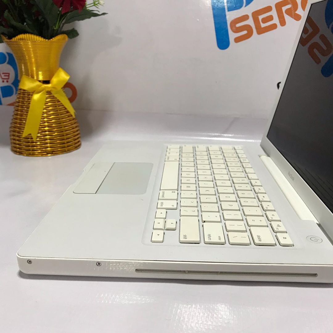 【大特価】Apple MacBook A1181 ホワイト 動作確認済み Apple MacBook A1181 13