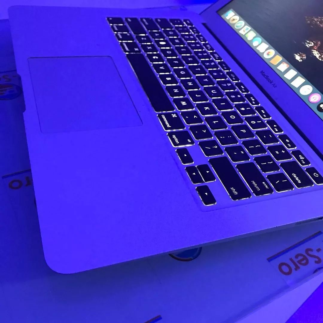 Ultra-Slim Apple MacBook Air 13.3 - Core i7 - 8GB Ram 128GB SSD - Image 10