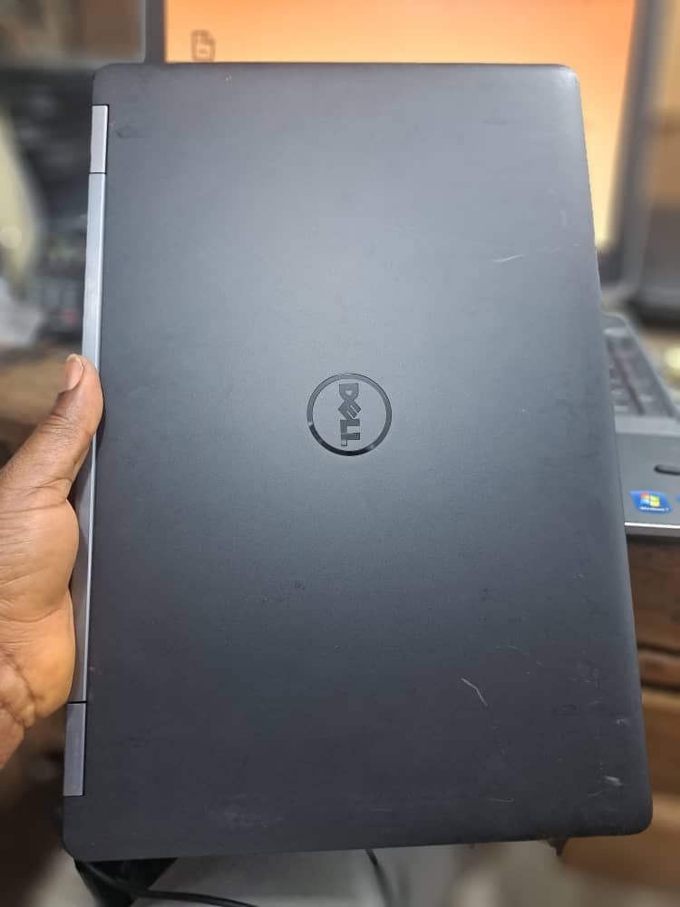 UK USED Dell latitude 5570 – Core i7 – 7th gen – 8GB Ram – 500GB Hard Drive – 2GB Graphics – Keyboard Light - Image 3