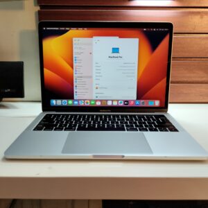 Apple MacBook Pro 2017 - Touch Bar - Core i5 - 256GB - 8GB Ram