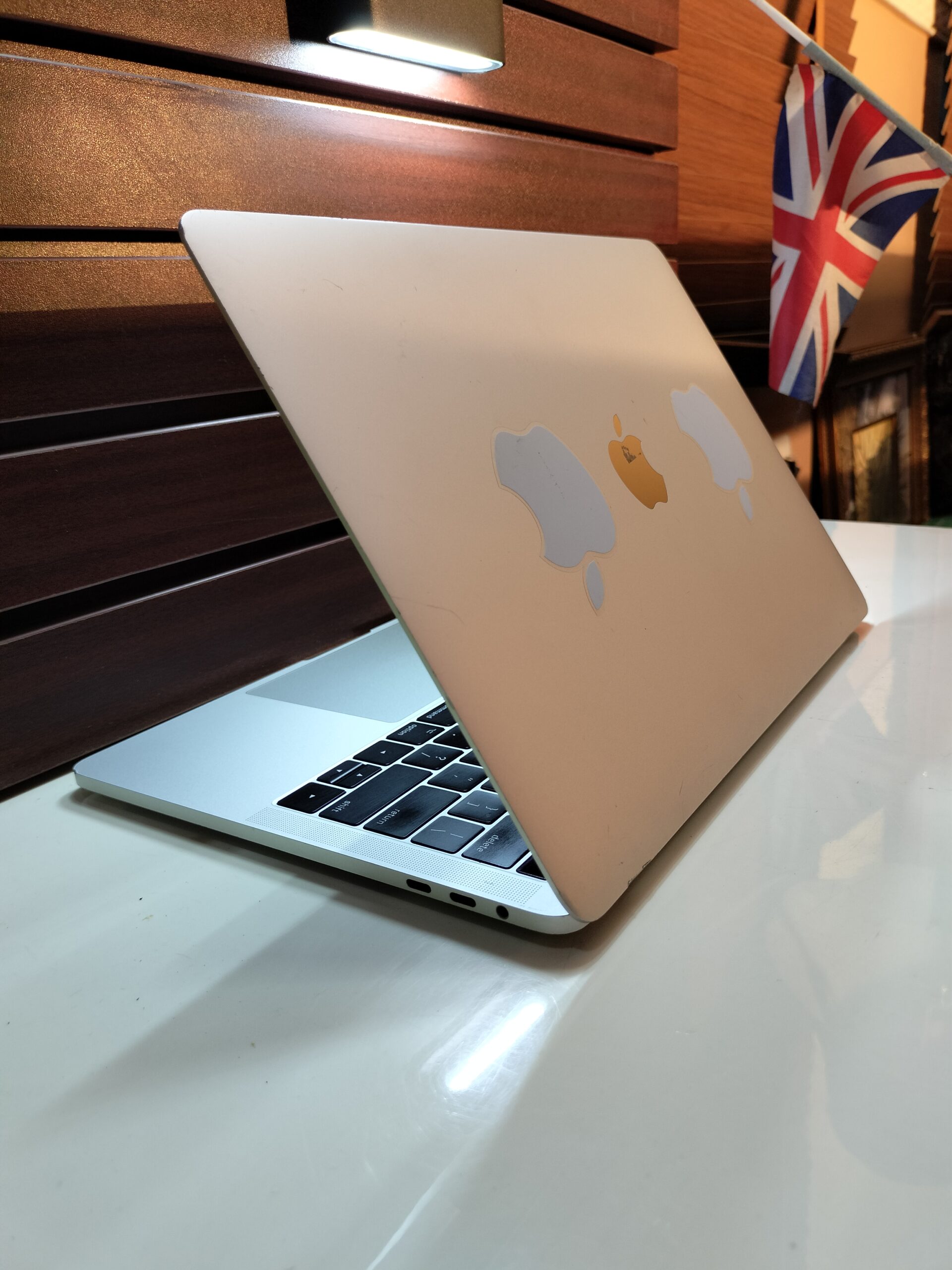 Apple MacBook Pro 2017 - Touch Bar - Core i5 - 256GB - 8GB Ram - Image 3