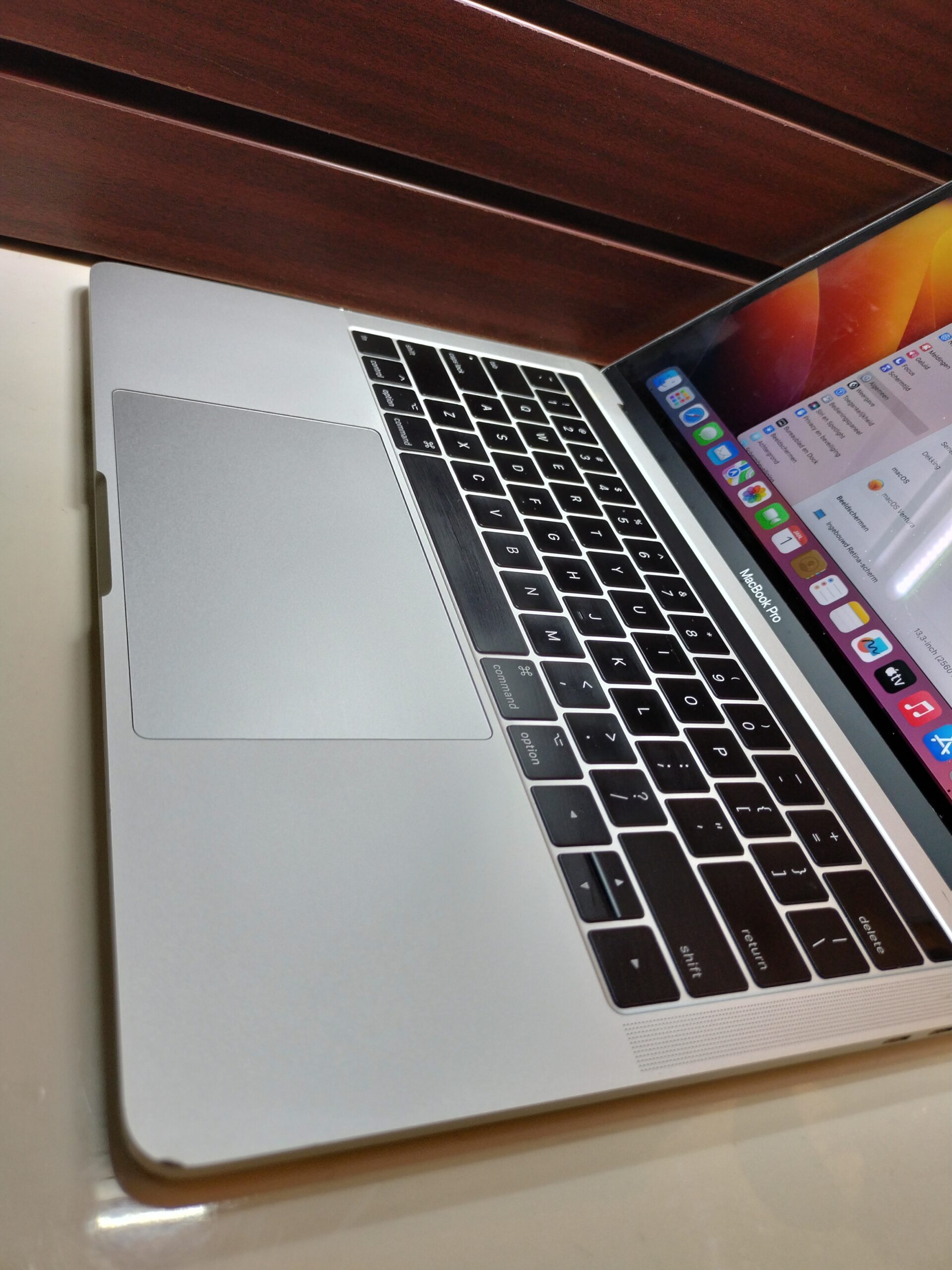 Apple MacBook Pro 2017 - Touch Bar - Core i5 - 256GB - 8GB Ram