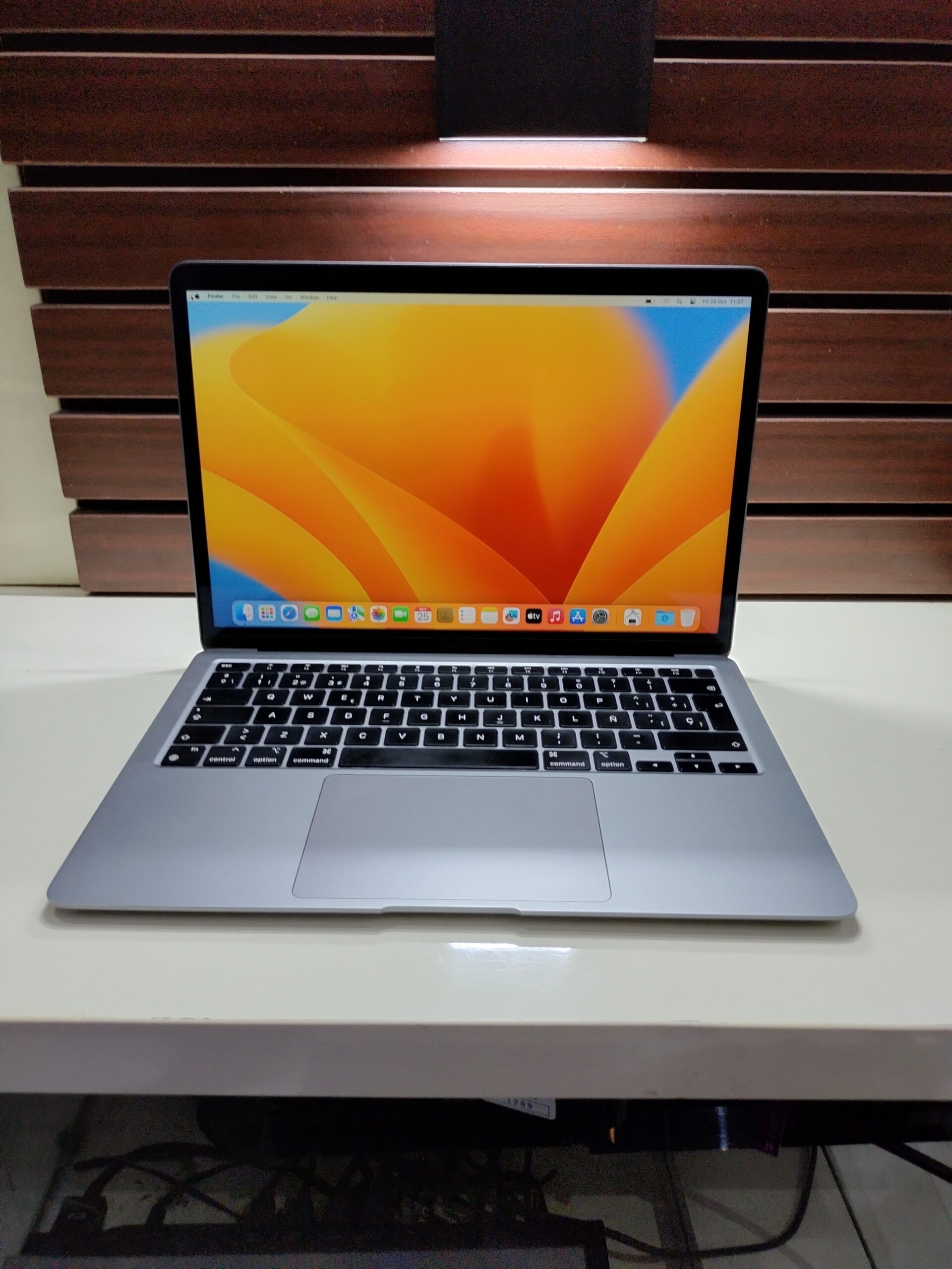 Apple MacBook M1 2020 - Core i5 - 256GB SSD - 8GB Ram - Retina Display - Image 2
