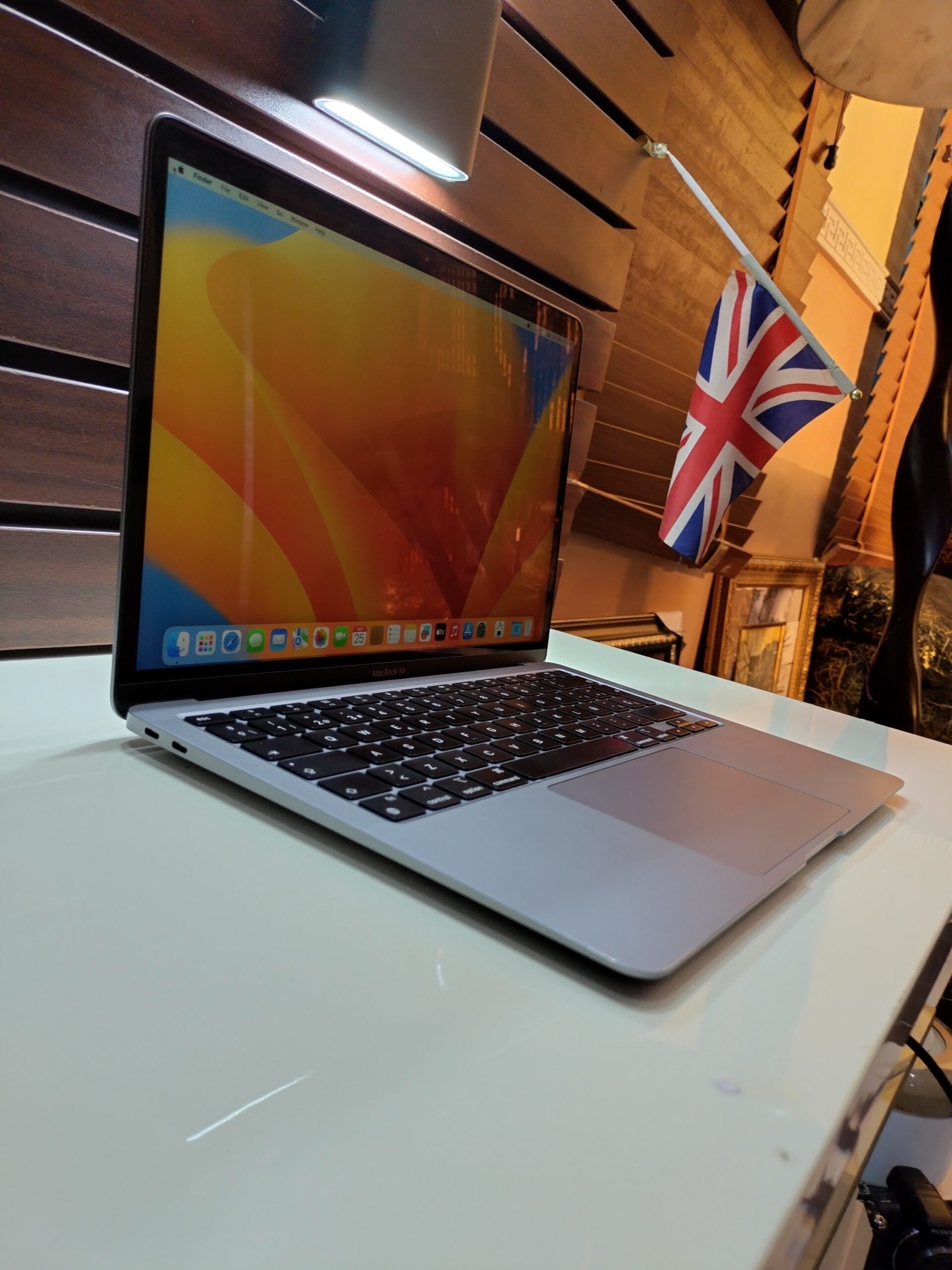 Apple MacBook M1 2020 - Core i5 - 256GB SSD - 8GB Ram - Retina Display - Image 6