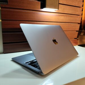 Apple MacBook M1 2020 - Core i5 - 256GB SSD - 8GB Ram - Retina Display