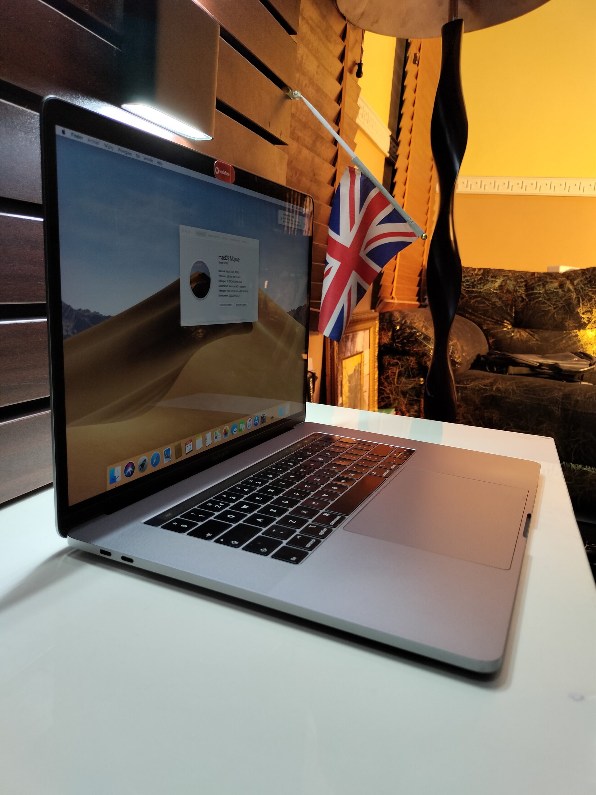 Apple MacBook Pro 2019 - Touch Bar - Core i7 - 256GB SSD - 16GB Ram - 15 inch - Image 3