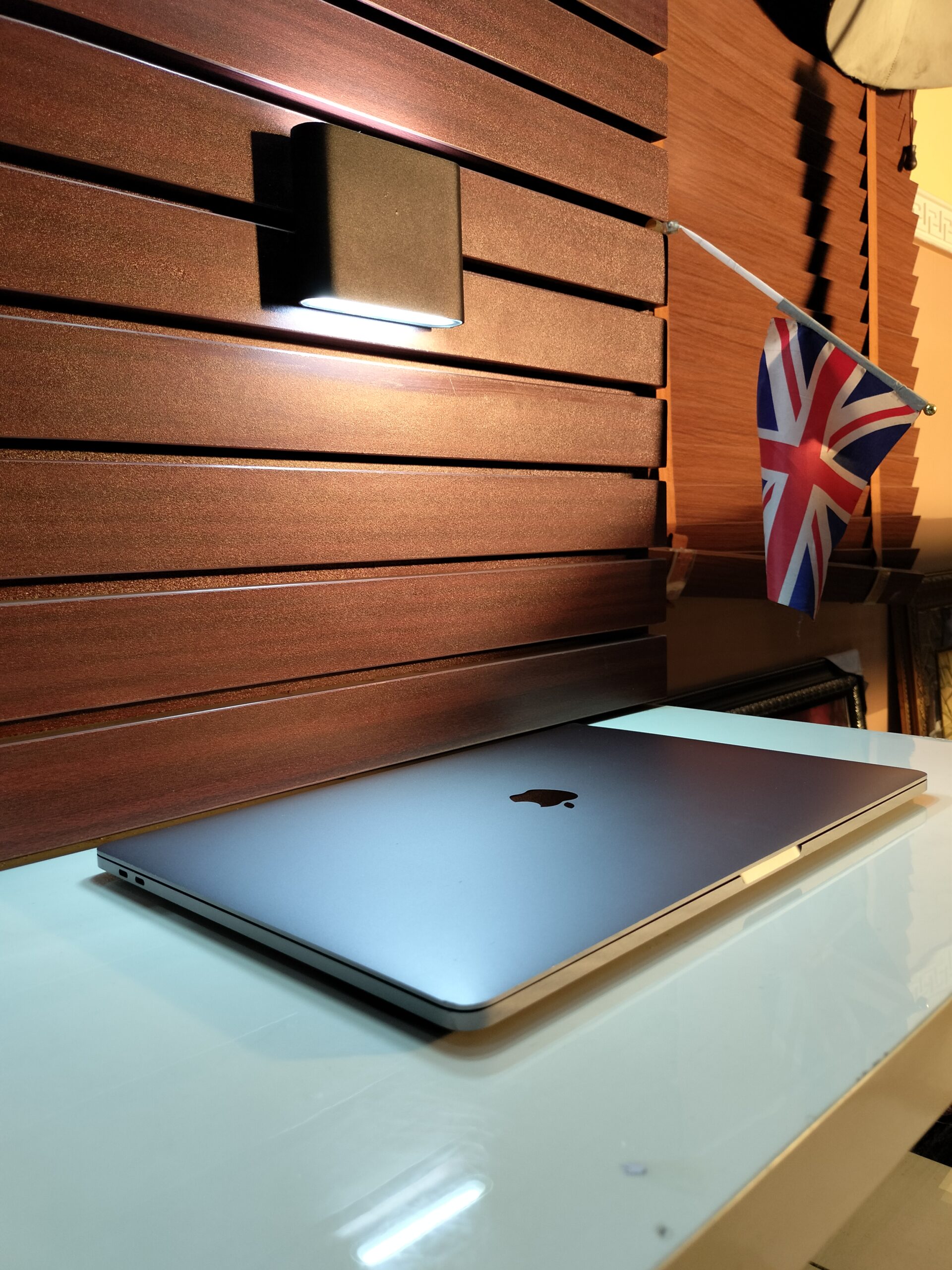 Apple MacBook Pro 2019 - Touch Bar - Core i7 - 256GB SSD - 16GB Ram - 15 inch - Image 10