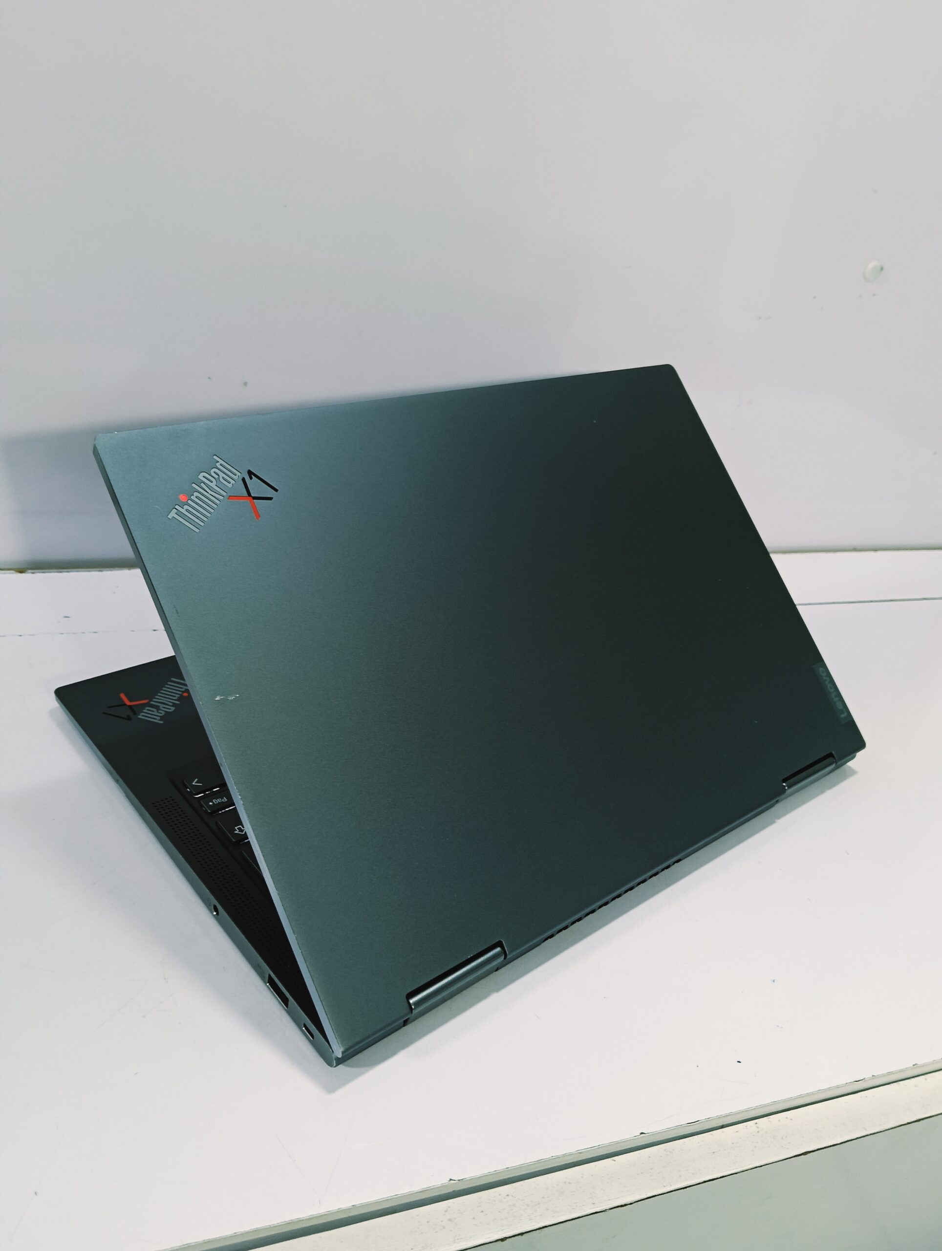 Lenovo ThinkPad 20Y0S49N01 - Touchscreen - Convertible - 16GB Ram - 512GB SSD - Image 10