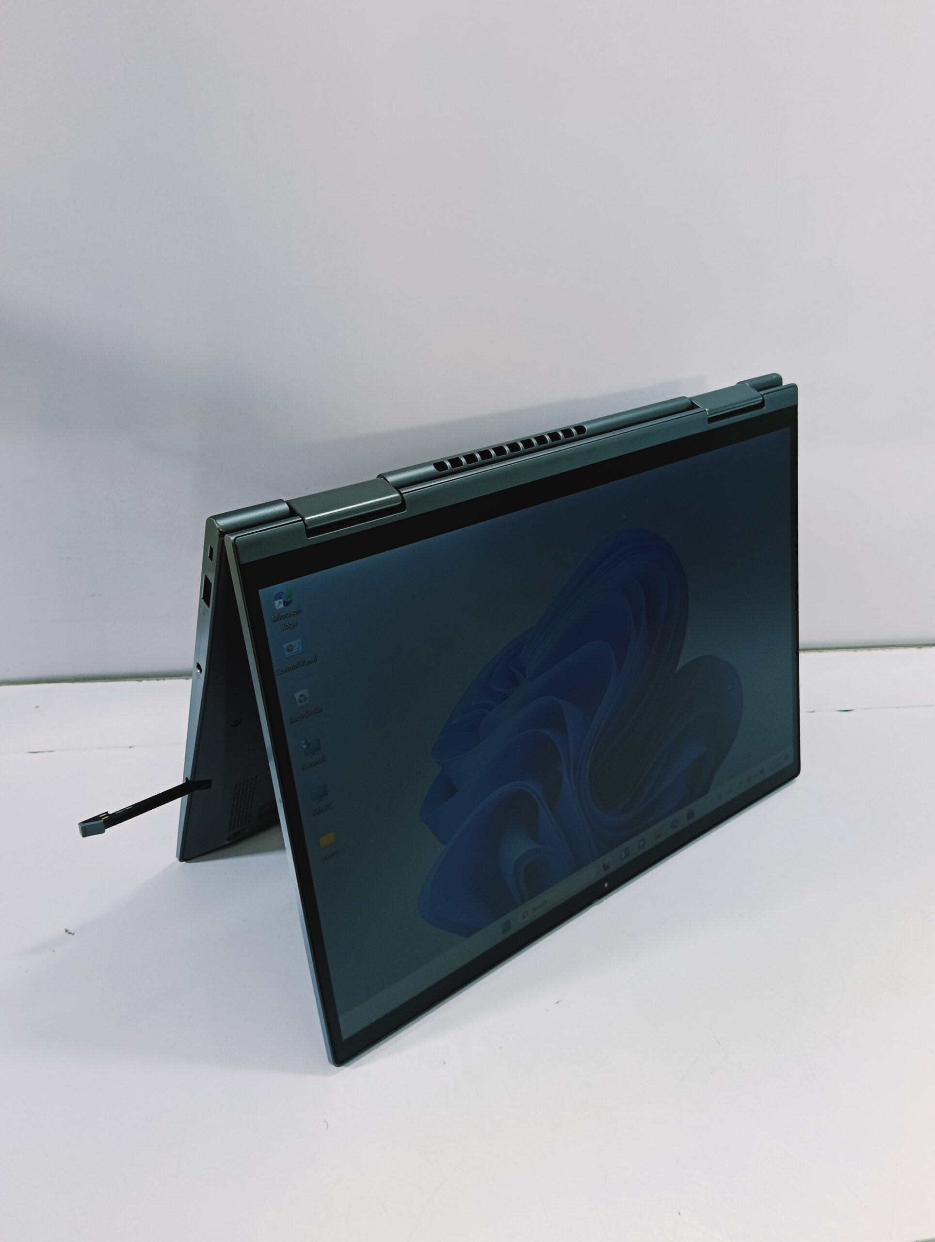 Lenovo ThinkPad 20Y0S49N01 - Touchscreen - Convertible - 16GB Ram - 512GB SSD - Image 13