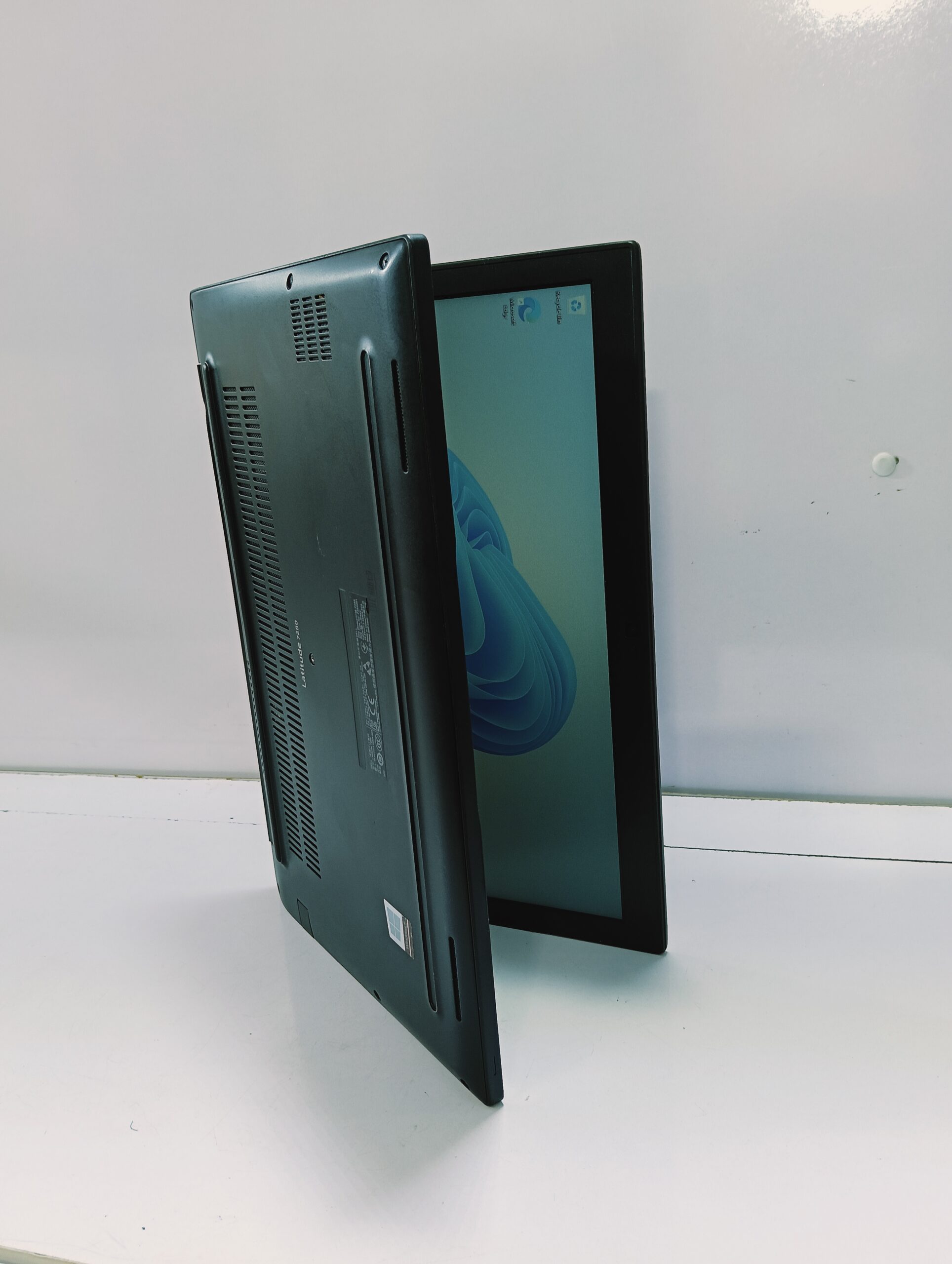 Dell Latitude 7280 - 7th Gen - Core i7 - 256GB SSD - 8GB - 250GB - Windows 11 Pro - Image 9