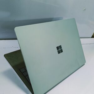Microsoft Surface 2 - Core i5 - 8GB Ram - 128GB SSD - 8th Gen - Windows 11 Pro