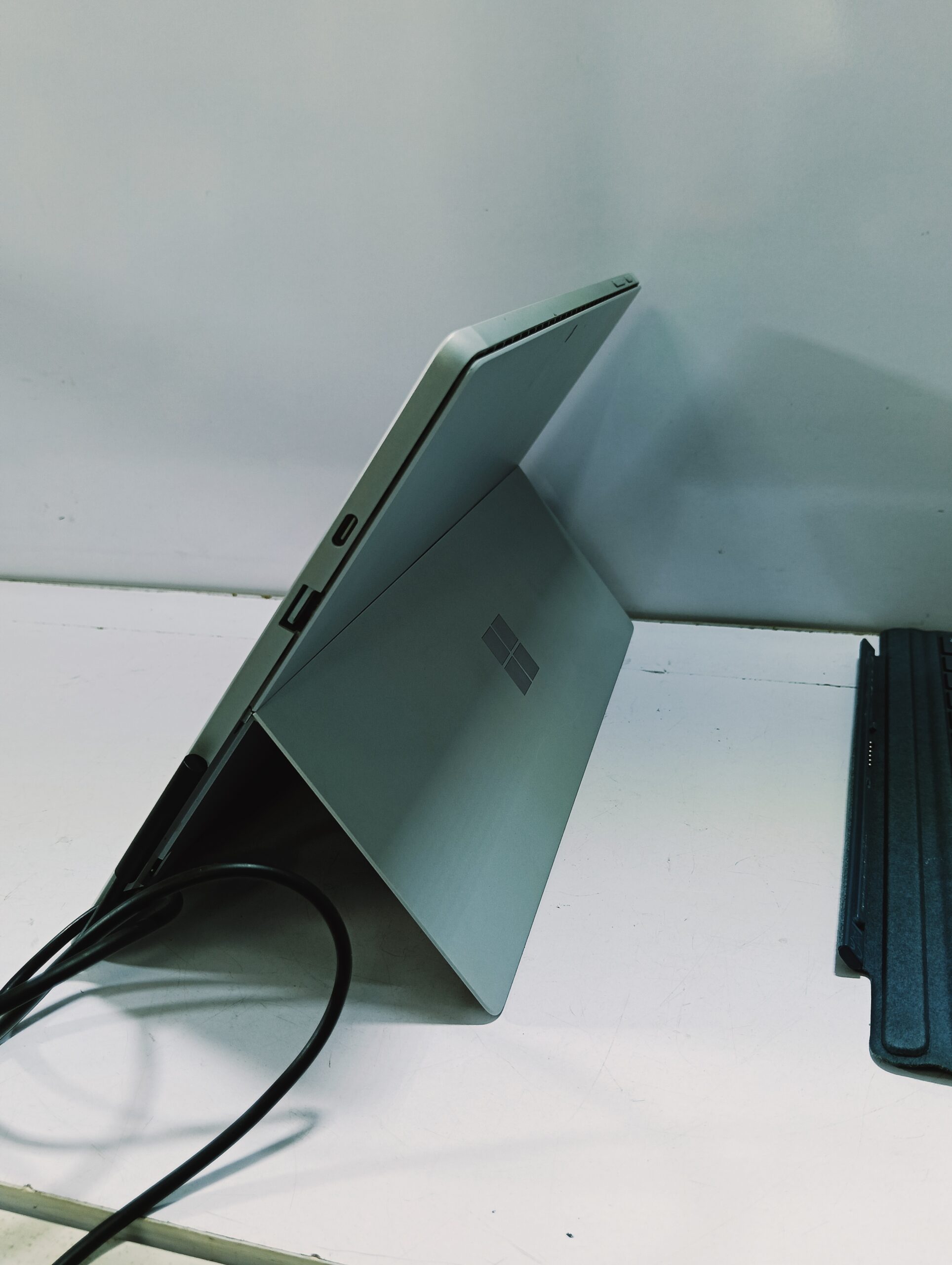 Microsoft Surface Pro 7Β - Touchscreen - Detachable Keyboard - Core i5 - 10th Gen - Image 5