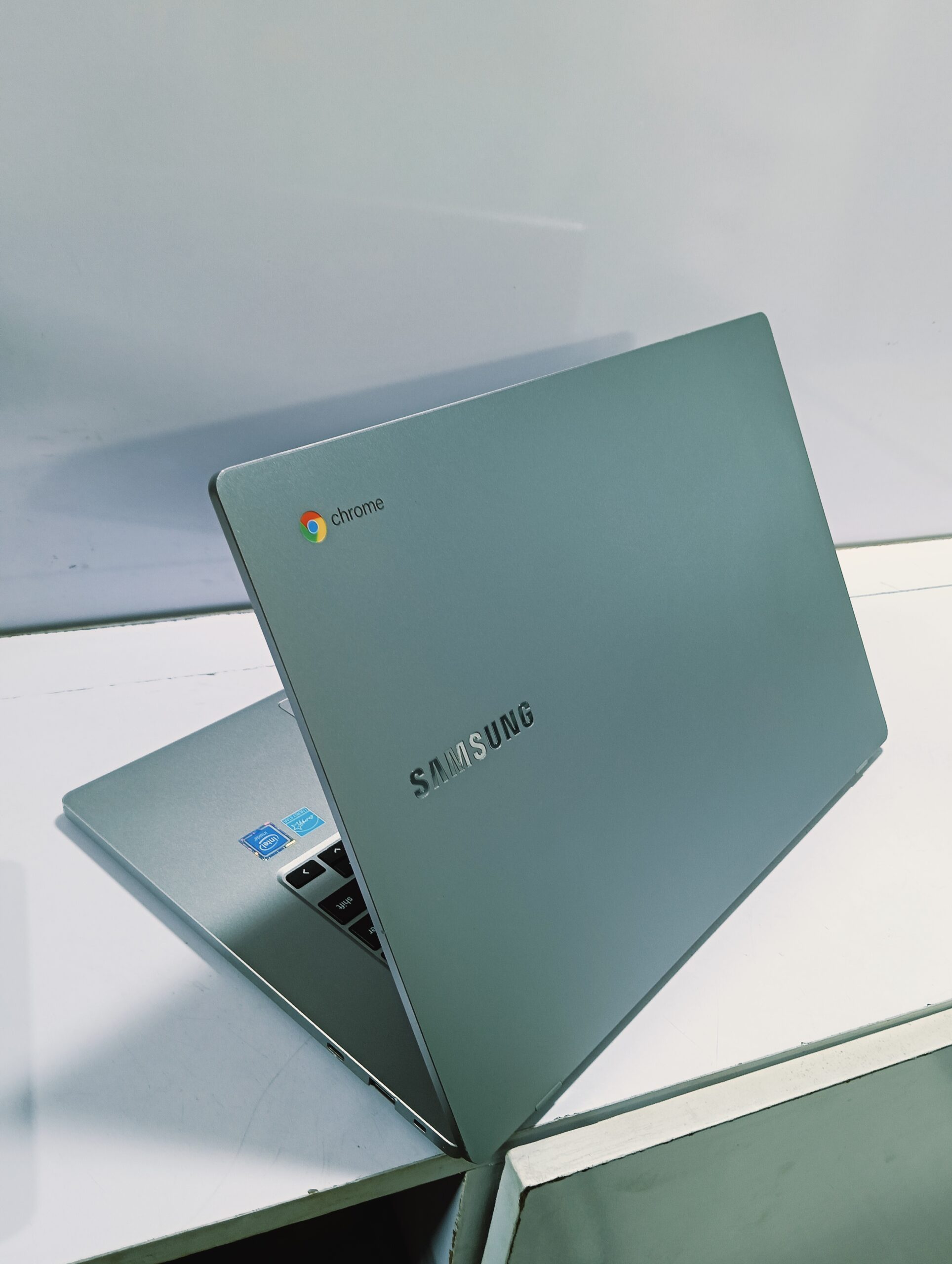Samsung Google Casta Chromebook -Intel Celeron - 32GB SSD - 4GB Ram - Windows 10 Pro