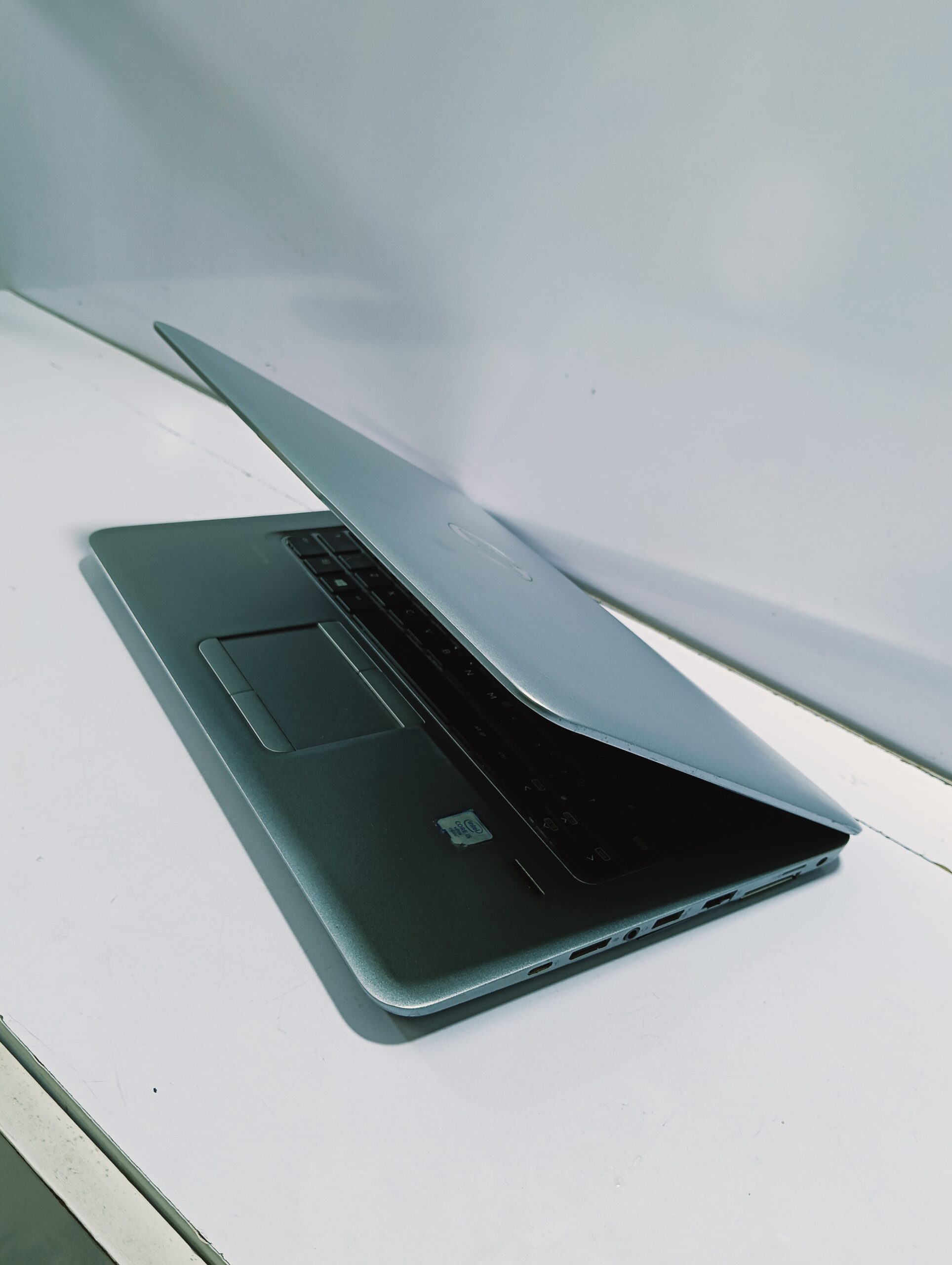 HP EliteBook 820 G3 - Core i5 - 6th Gen - 256GB SSD - 8GB Ram - 2.4GHz - Win 10 Pro - Image 4