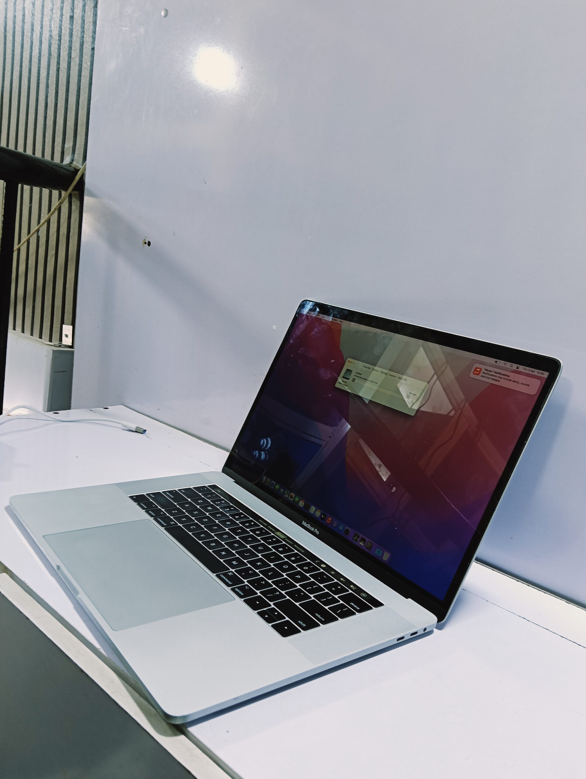 MacBook Pro 2016 15インチ i7 8GB 256GB シルバー Amazon.com: Apple 2016 MacBook Pro with 2.7GHz quad-core with