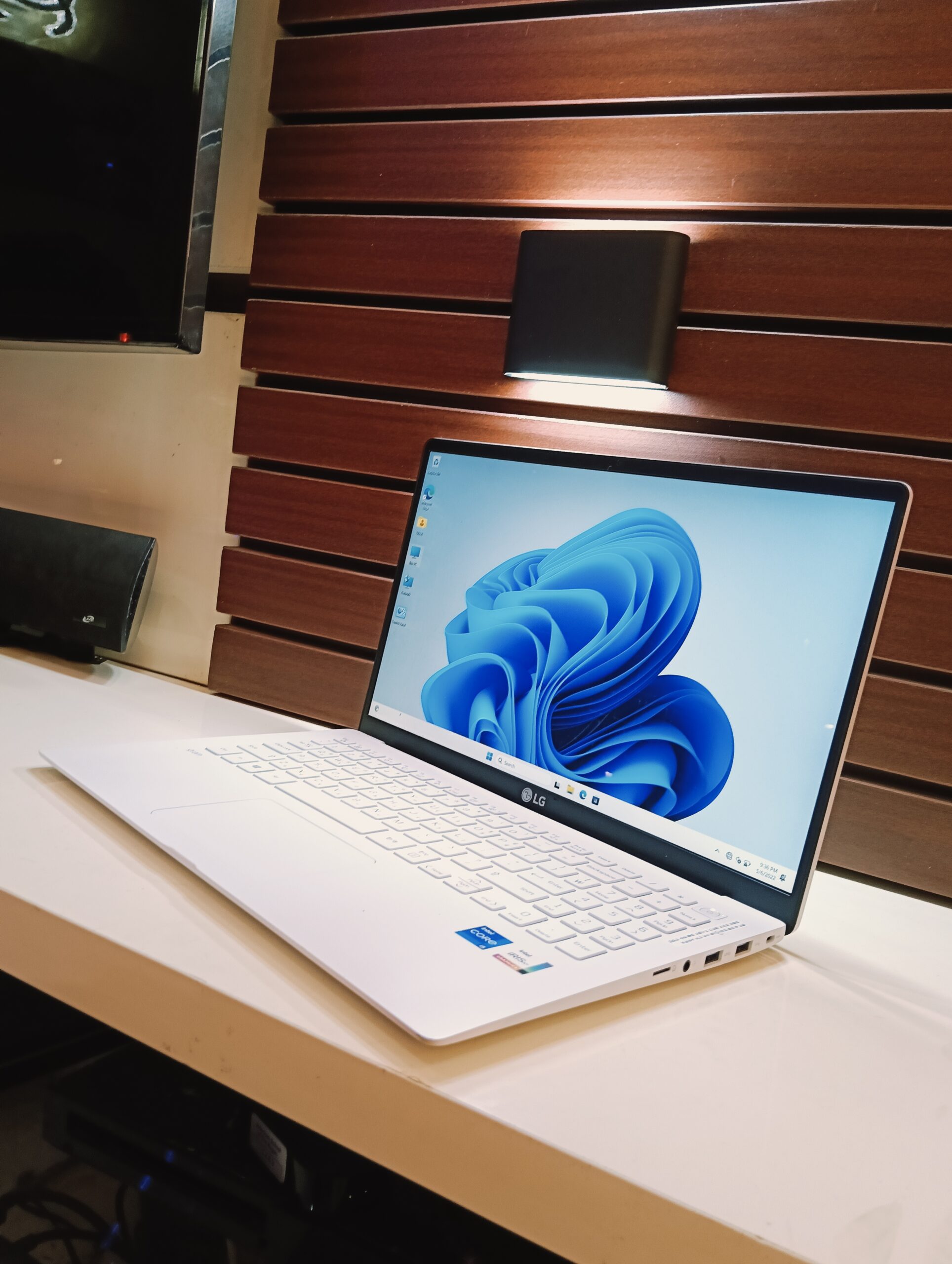 LG 15z95 - Intel Celeron - 11th Gen - 512GB SSD - 8GB Ram - Windows 11 Pro - Image 3