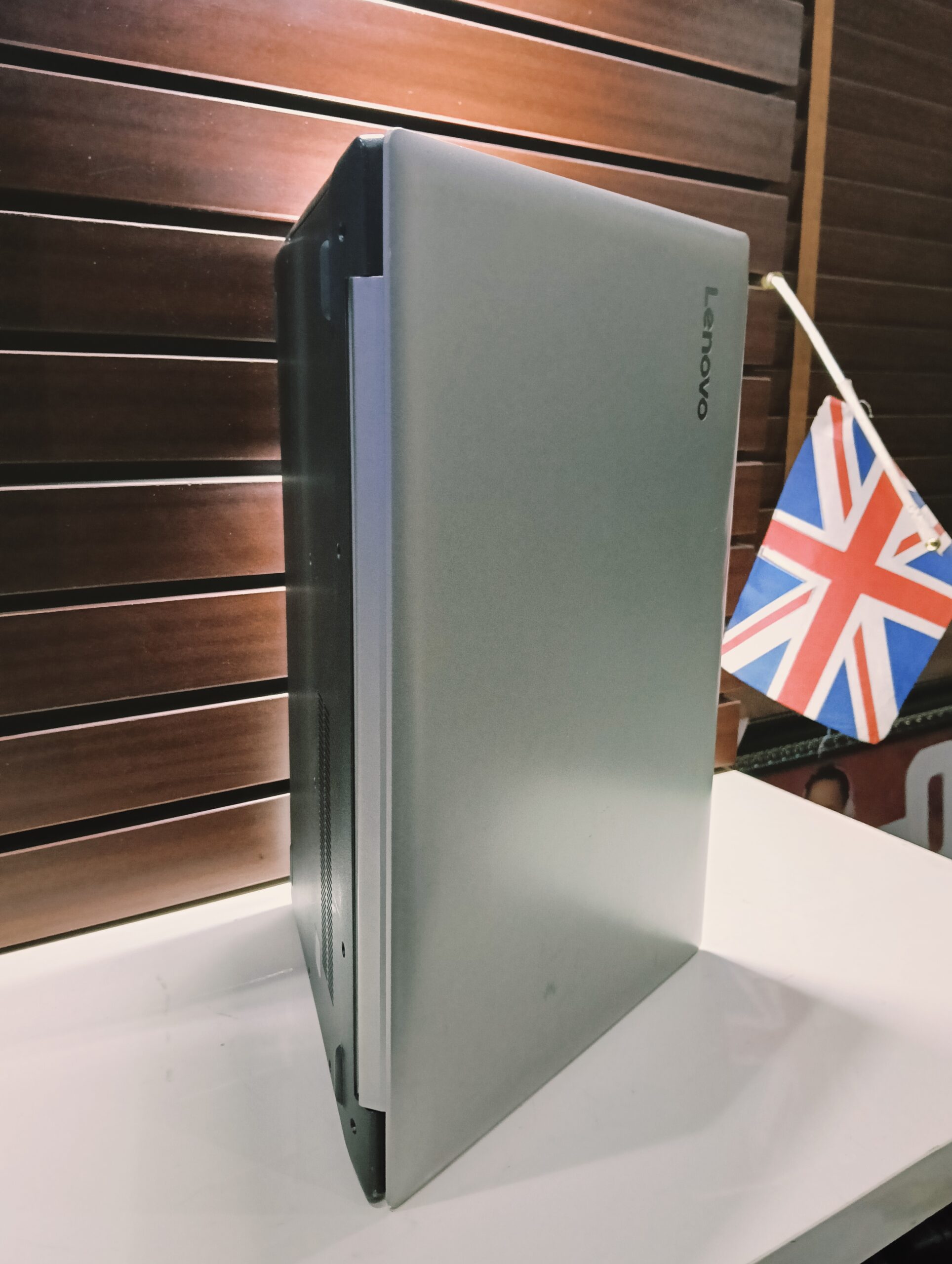 Lenovo IdeaPad 81DC - Core i5 (2.7GHz) - 7th Gen - 256GB SSD - 8GB Ram - Image 5