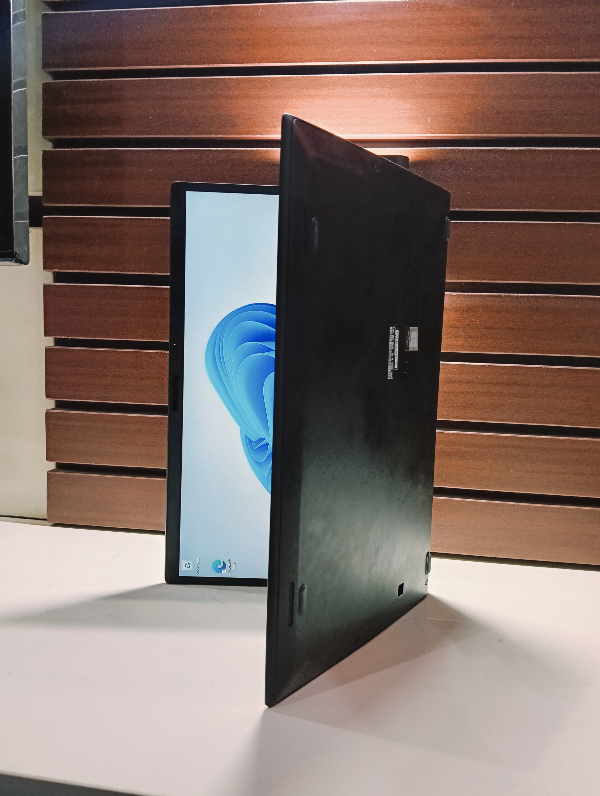 Lenovo 20KH006YUS - Intel Core i7 (2.0GHz) - 8th Gen - 512GB SSD - 16GB Ram - Windows 11 Pro - Image 3