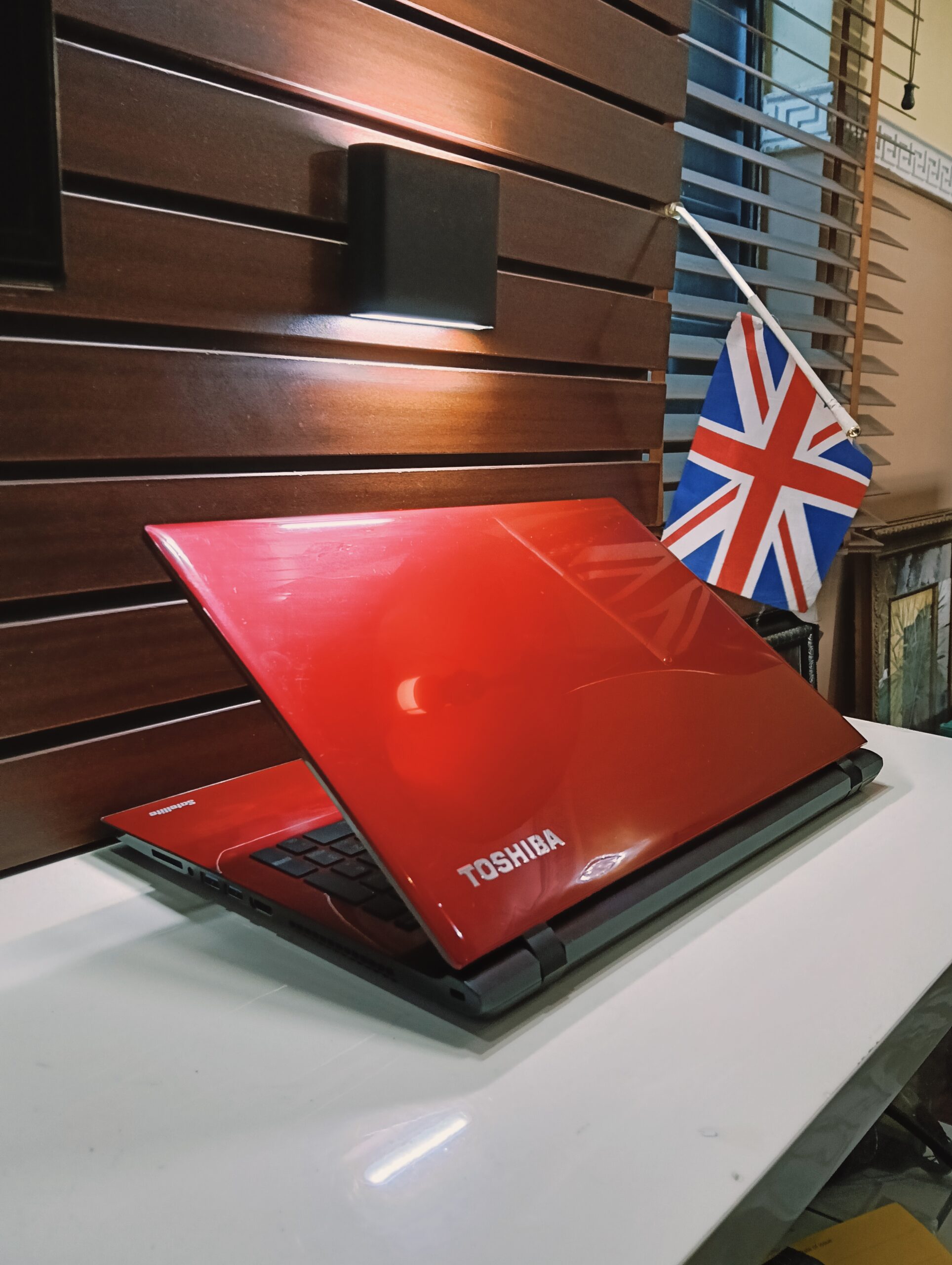 Toshiba Satelite L50 C - Intel Core i3Β  ( 2.0GHz)Β  - 320GB HDD - 8GB Ram - Windows 10 Pro