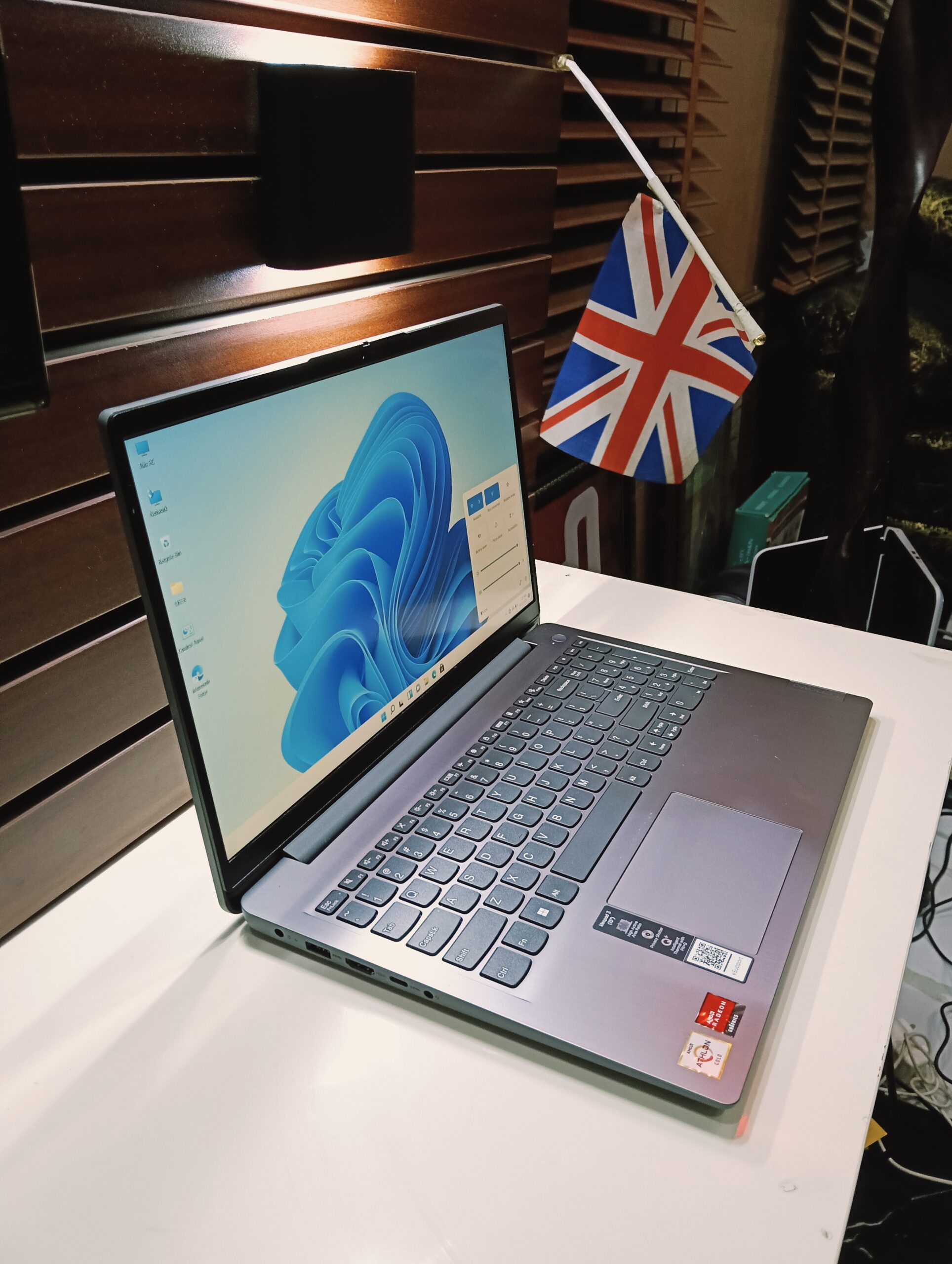 Lenovo IdeaPad 82KR - AMD Athlon Gold 3150U - 256GB SSD - 8GB Ram - Windows 11 Pro - Image 3