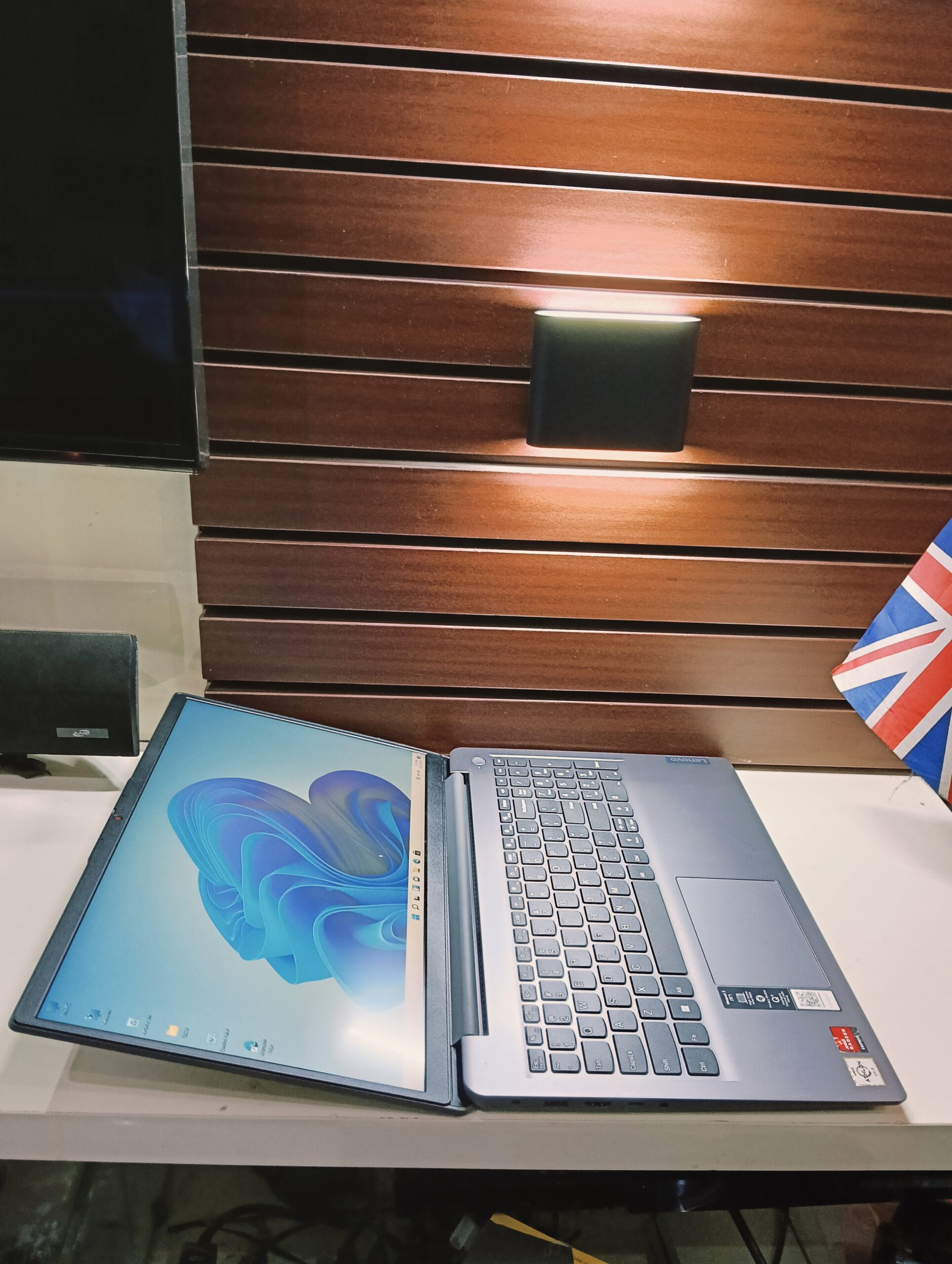 Lenovo IdeaPad 82KR - AMD Athlon Gold 3150U - 256GB SSD - 8GB Ram - Windows 11 Pro - Image 7