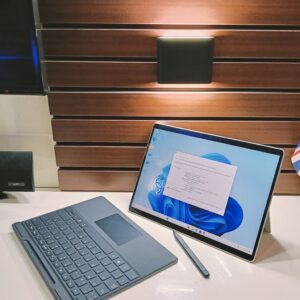 Microsoft Surface Pro 8 - Touchscreen - Intel Core i7 (3.0GHz) - 512GB SSD - 16GB Ram - 11th Gen - Detachable Keyboard