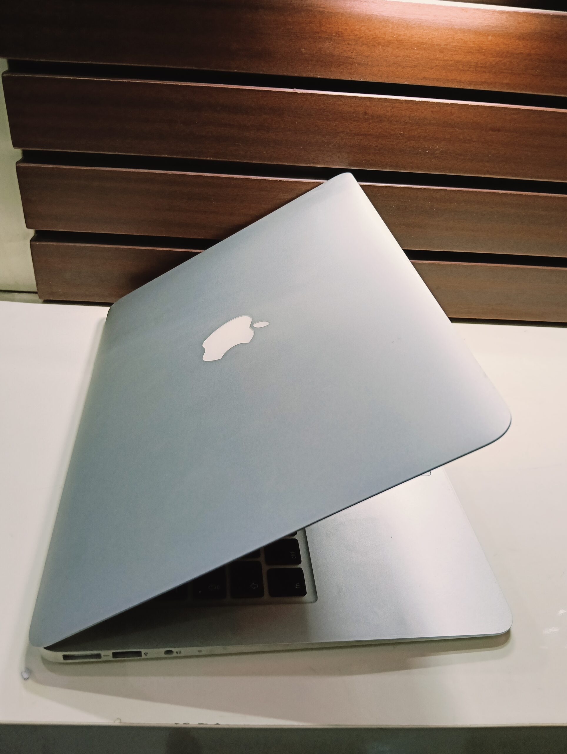 Apple MacBook Air シルバー　2012 Apple MacBook Air 2012 – Intel Core i5 (1.8GHz) – 128GB SSD – 4GB