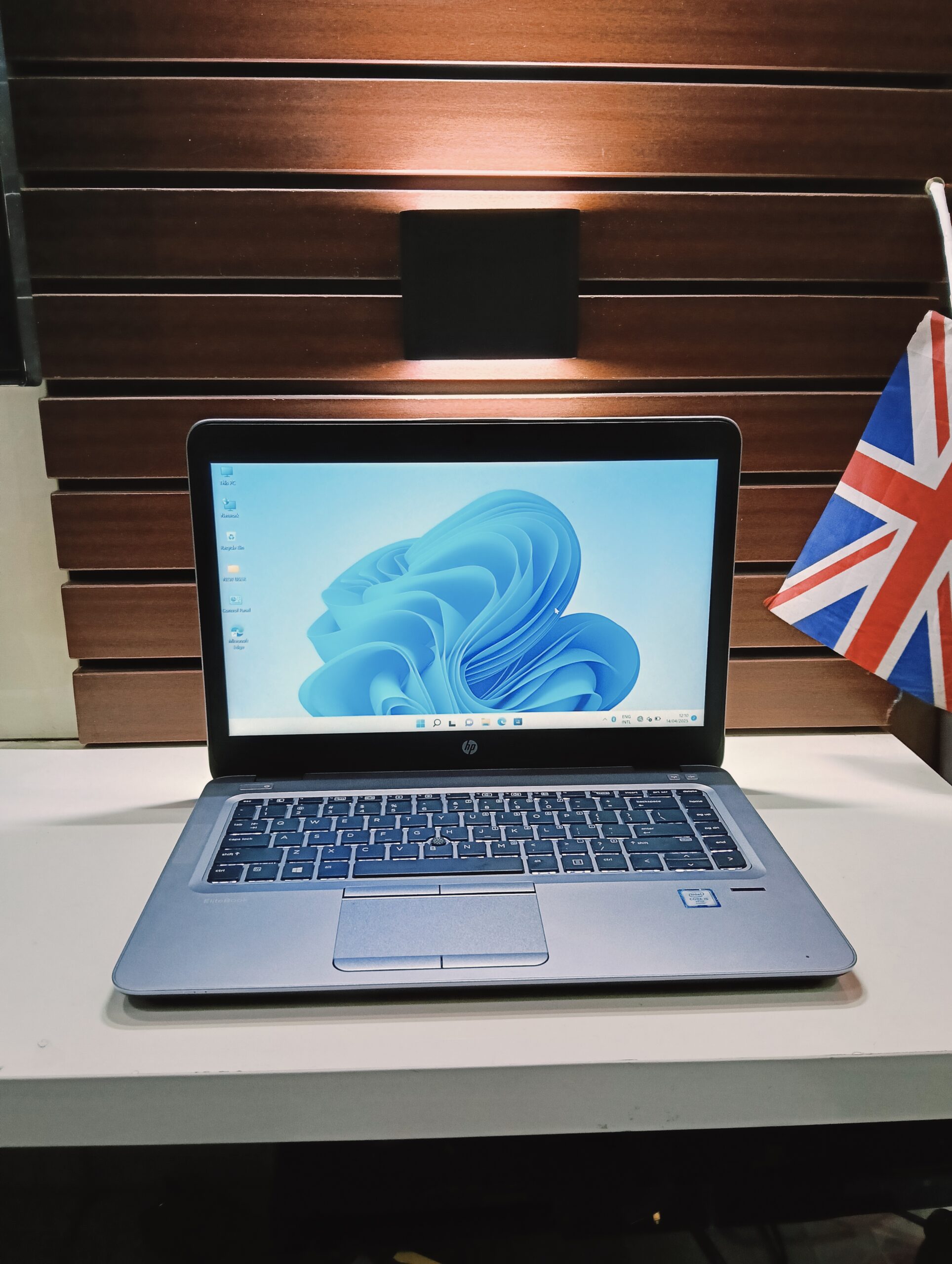HP EliteBook 840 G3 - Intel Core i5 (2.5GHz) - 6th Gen - 256GB SSD - 8GB Ram - Keyboard Light - Image 2