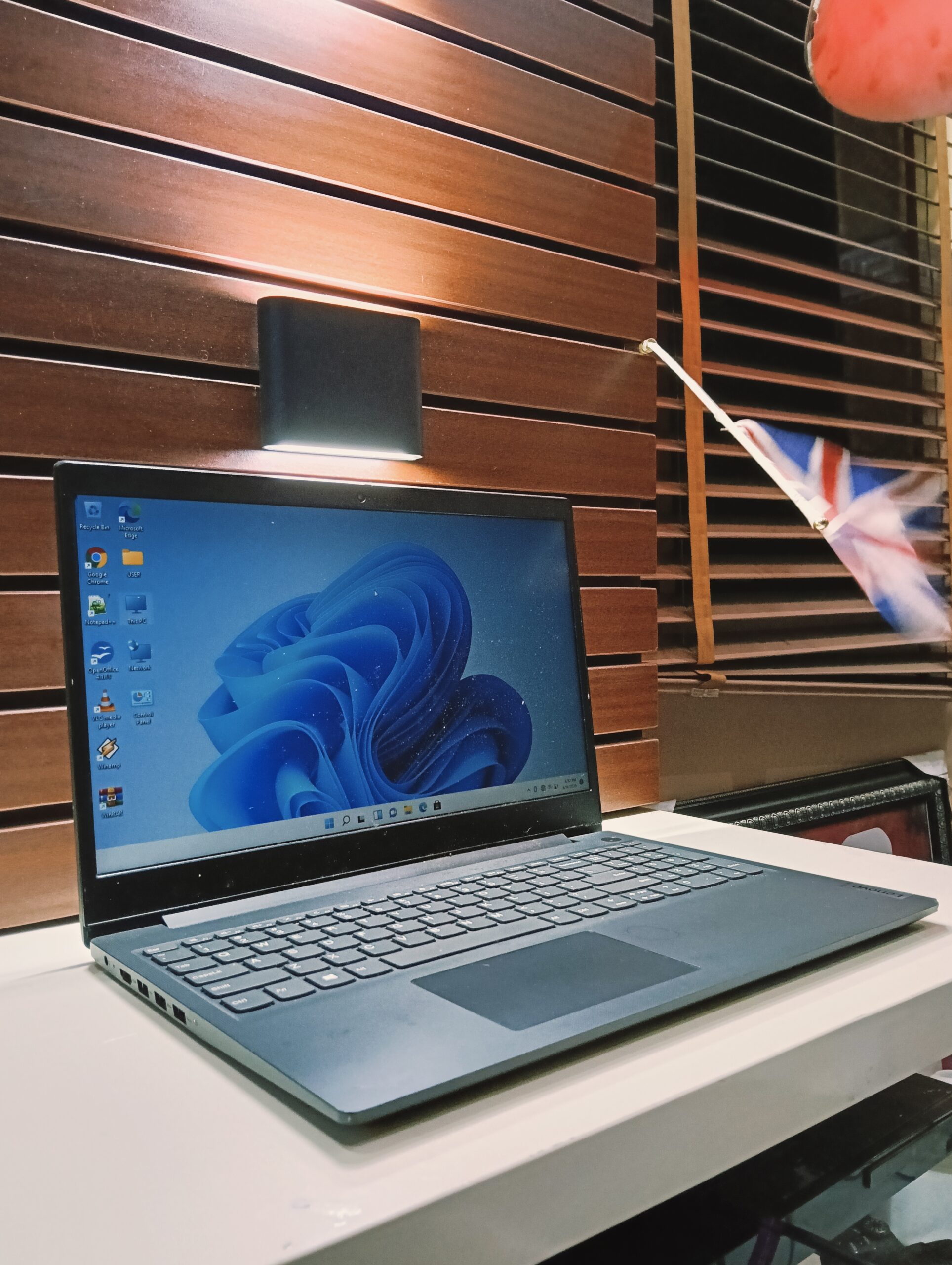 Lenovo IdeaPad 13 - AMD Ryzen 3 (2.6GHz) - 128GB SSD - 4GB Ram - Windows 11 Pro - Image 2