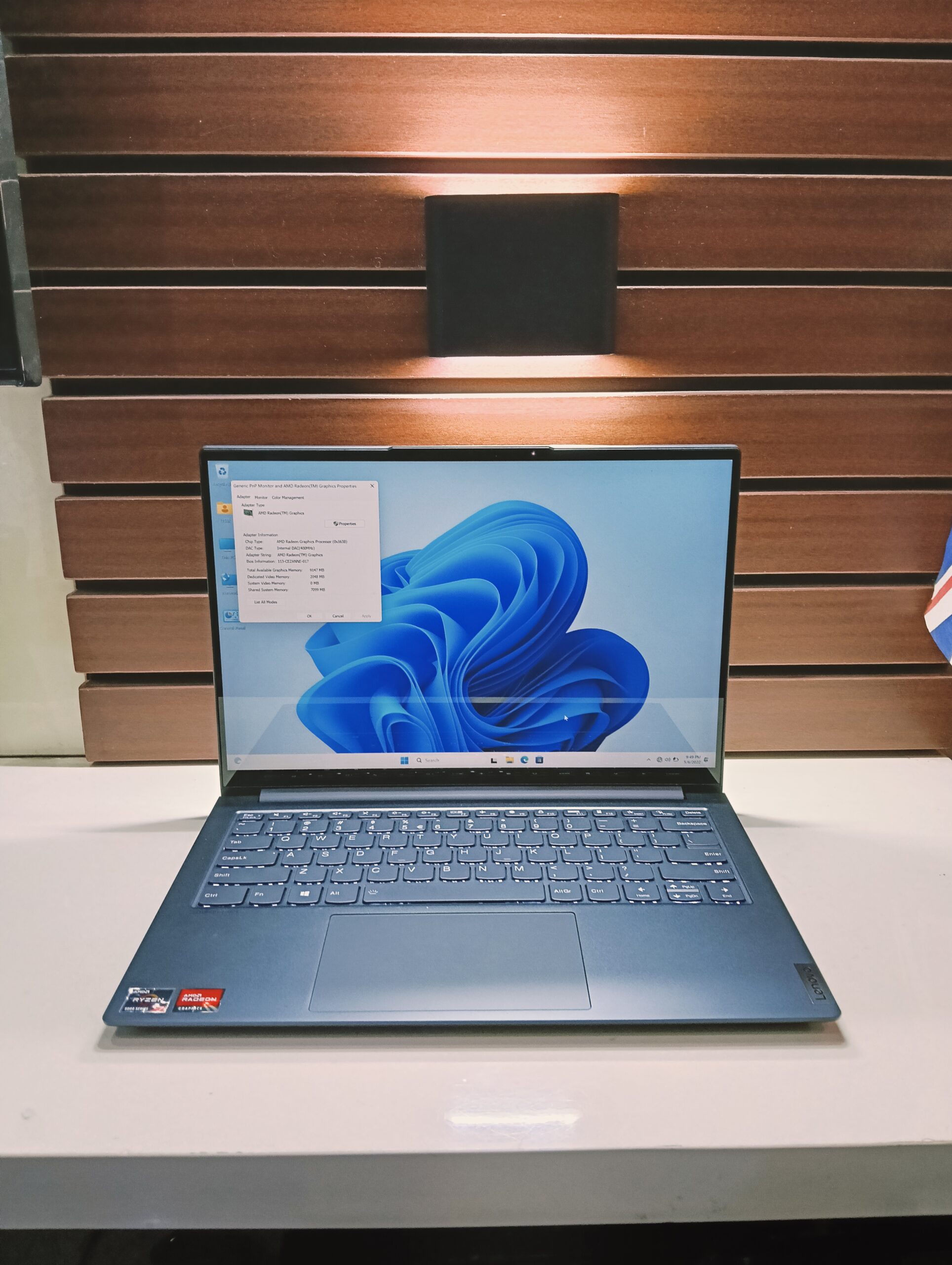 Lenovo IdeaPad 85ms - AMD Ryzen 7 (3.2GHz) - 1TB SSD - 16GB Ram - 2GB Dedicated Graphics - Keyboard Light - Image 2