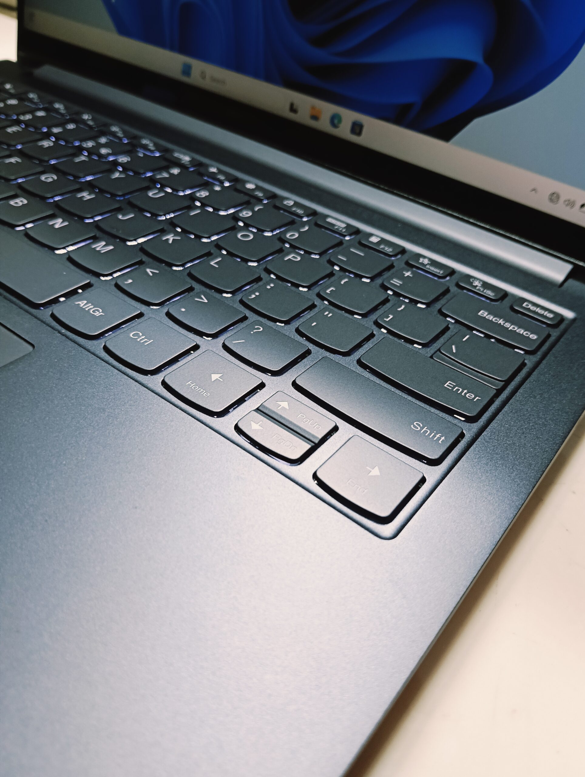 Lenovo IdeaPad 85ms - AMD Ryzen 7 (3.2GHz) - 1TB SSD - 16GB Ram - 2GB Dedicated Graphics - Keyboard Light - Image 8