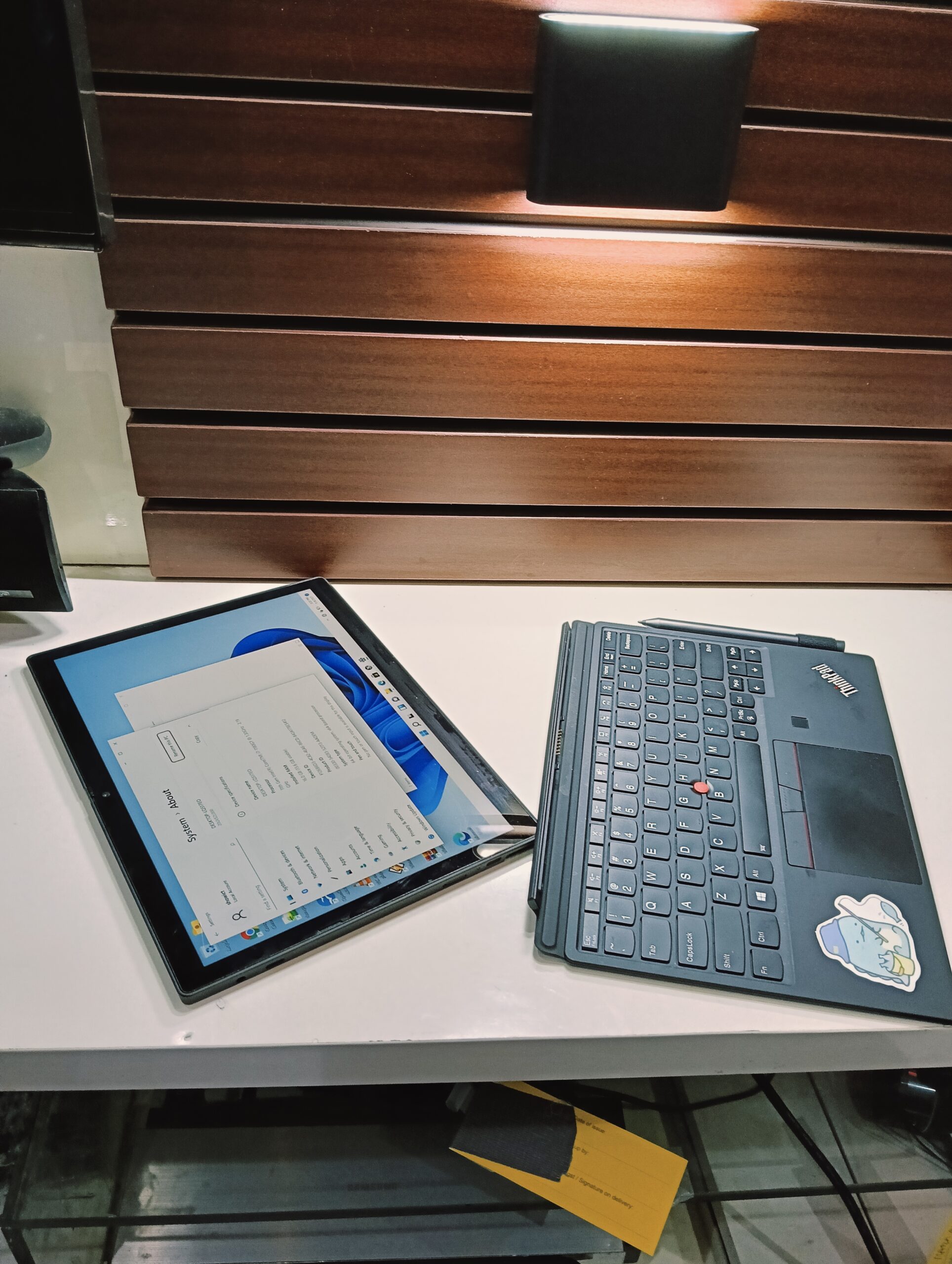 Lenovo ThinkPad 20UVS2L000 - Intel Core i7 - 11th Gen - 256GB SSD - 16GB Ram - Stylus Pen - Detachable Keyboard - Image 9