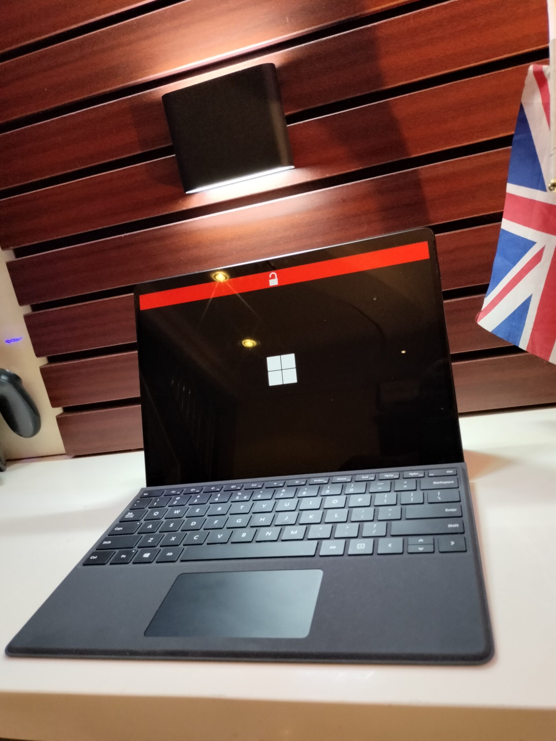 SurfacePro X SQ2 256GB /16GB LTE キーボード付き マイクロソフト、「Microsoft SQ 2」を搭載した13型2in1PC