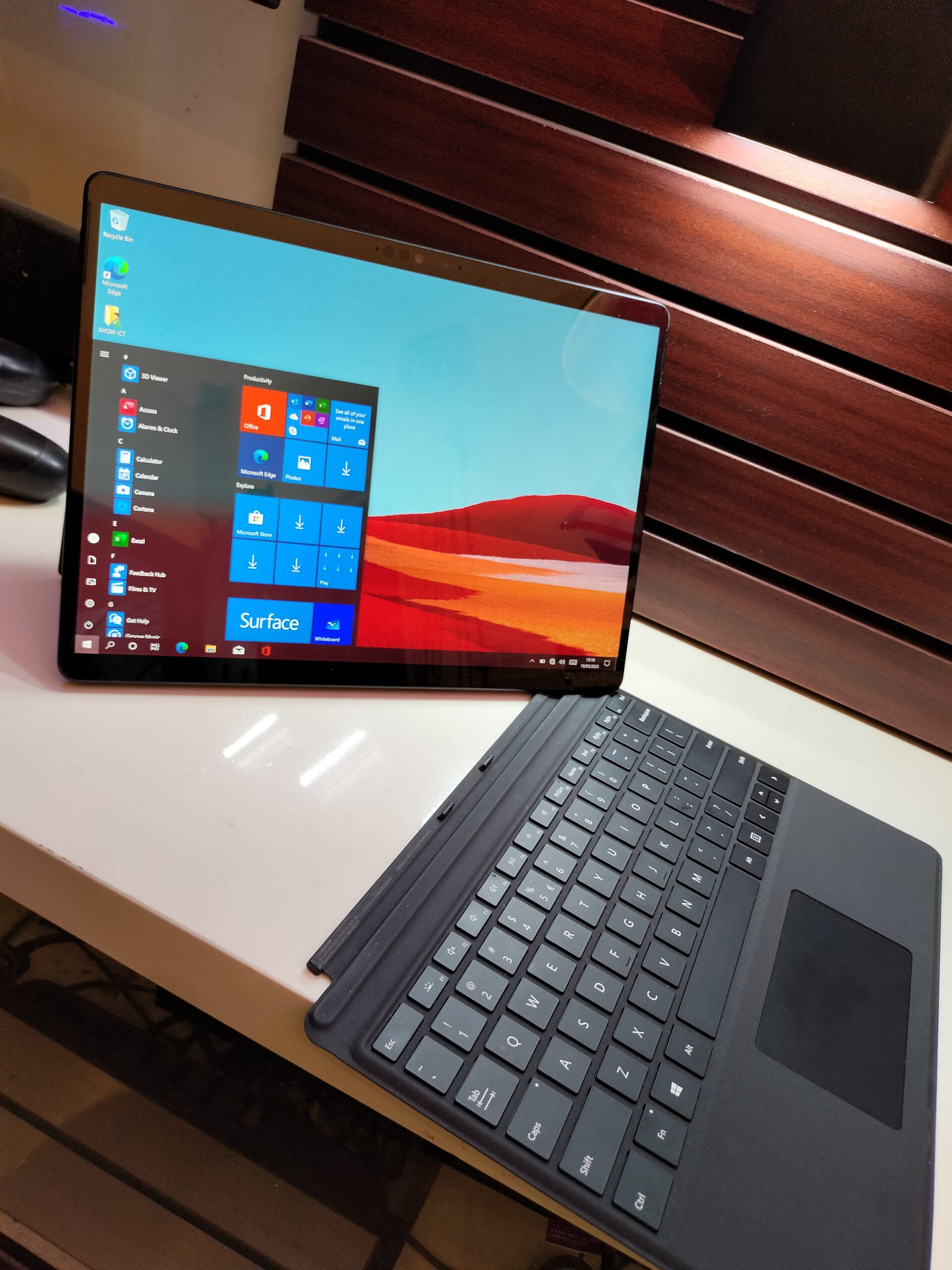 SurfacePro X SQ2 256GB /16GB LTE キーボード付き マイクロソフト、「Microsoft SQ 2」を搭載した13型2in1PC