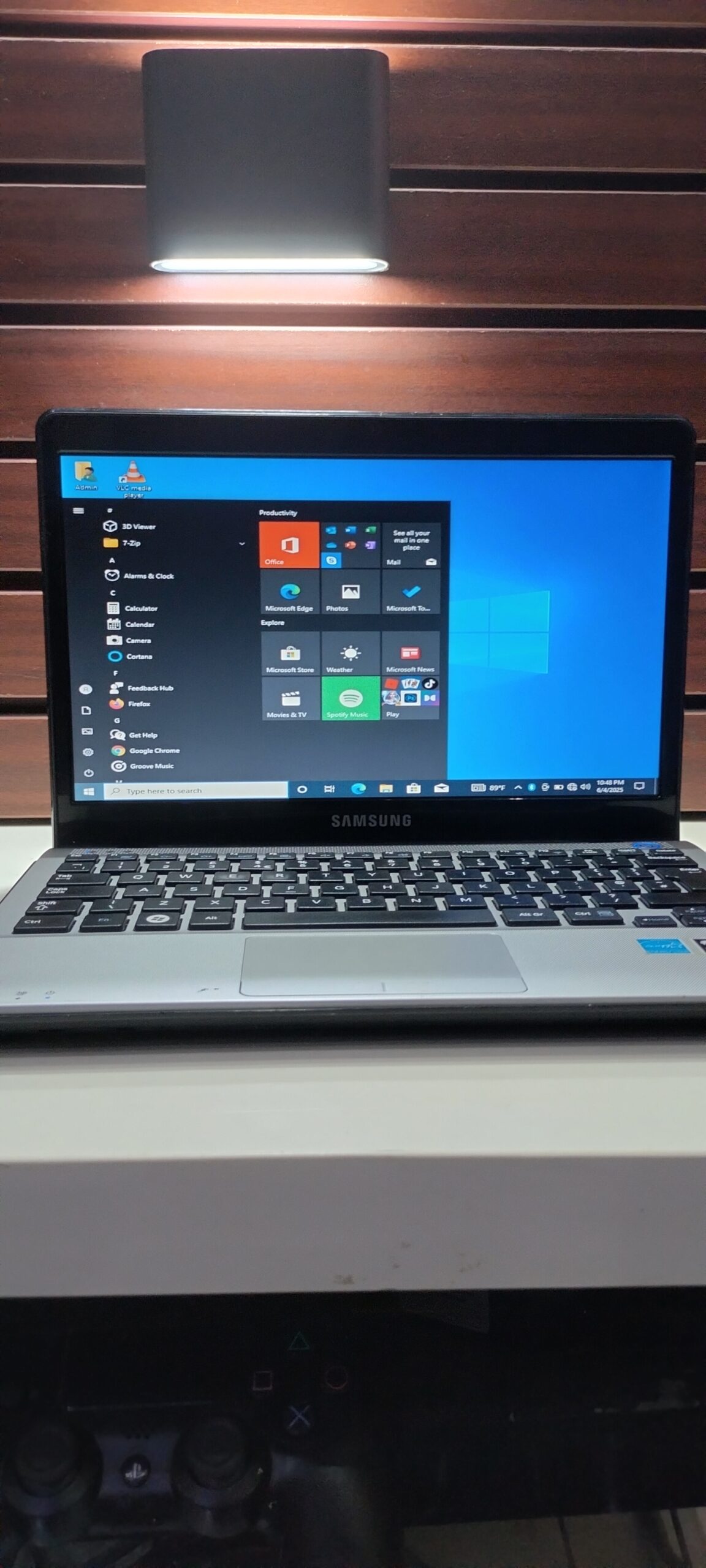 Samsung 305U1A– AMD E-450 (Radeon) – 500GB HDD – 4GB Ram – Windows 10 Pro( 64 bit ) - 11"