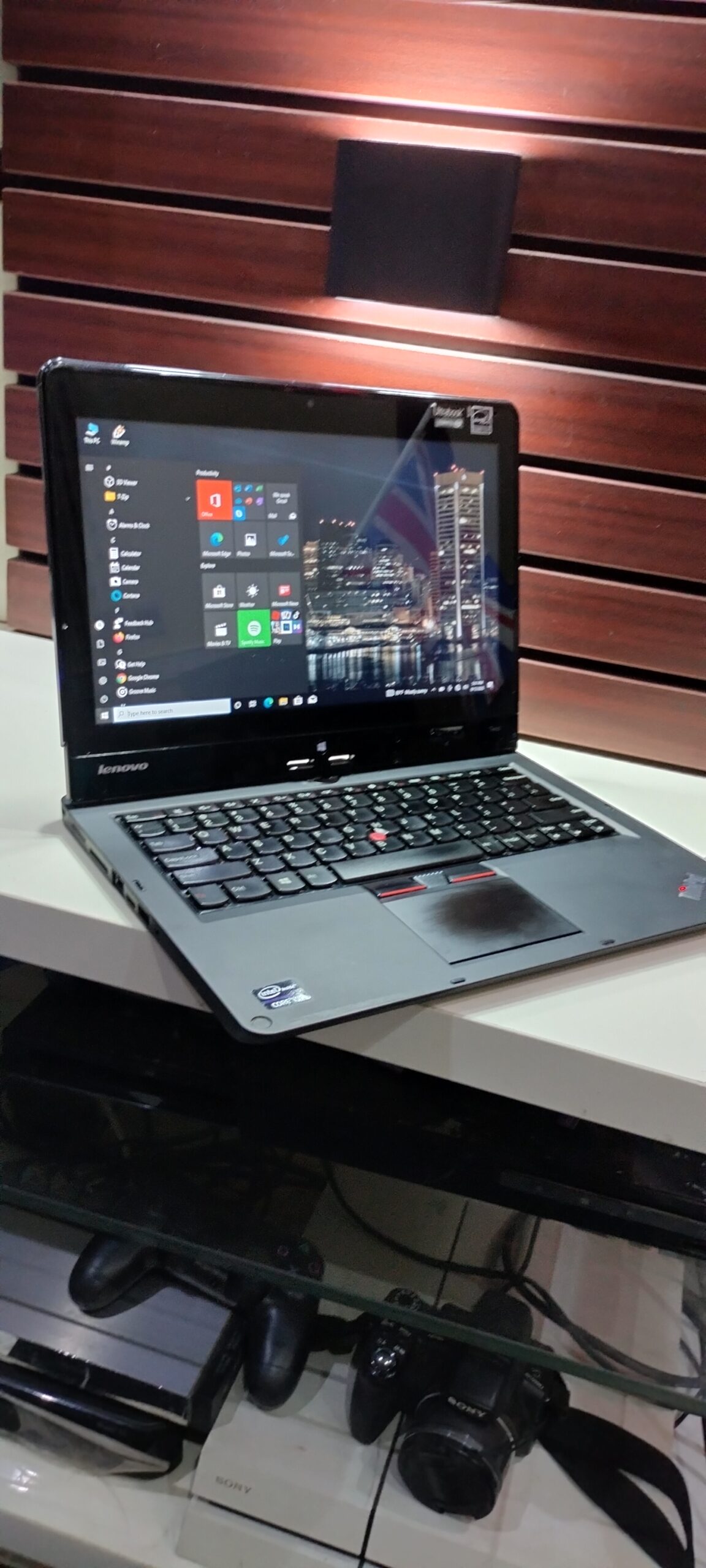 UK Used: Lenovo Yoga 33476UU - Intel core i5-x360 Touchscreen Laptop – 8gb Ram – 500GB Hard Drive – Convertible- Windows 10 pro - Image 2