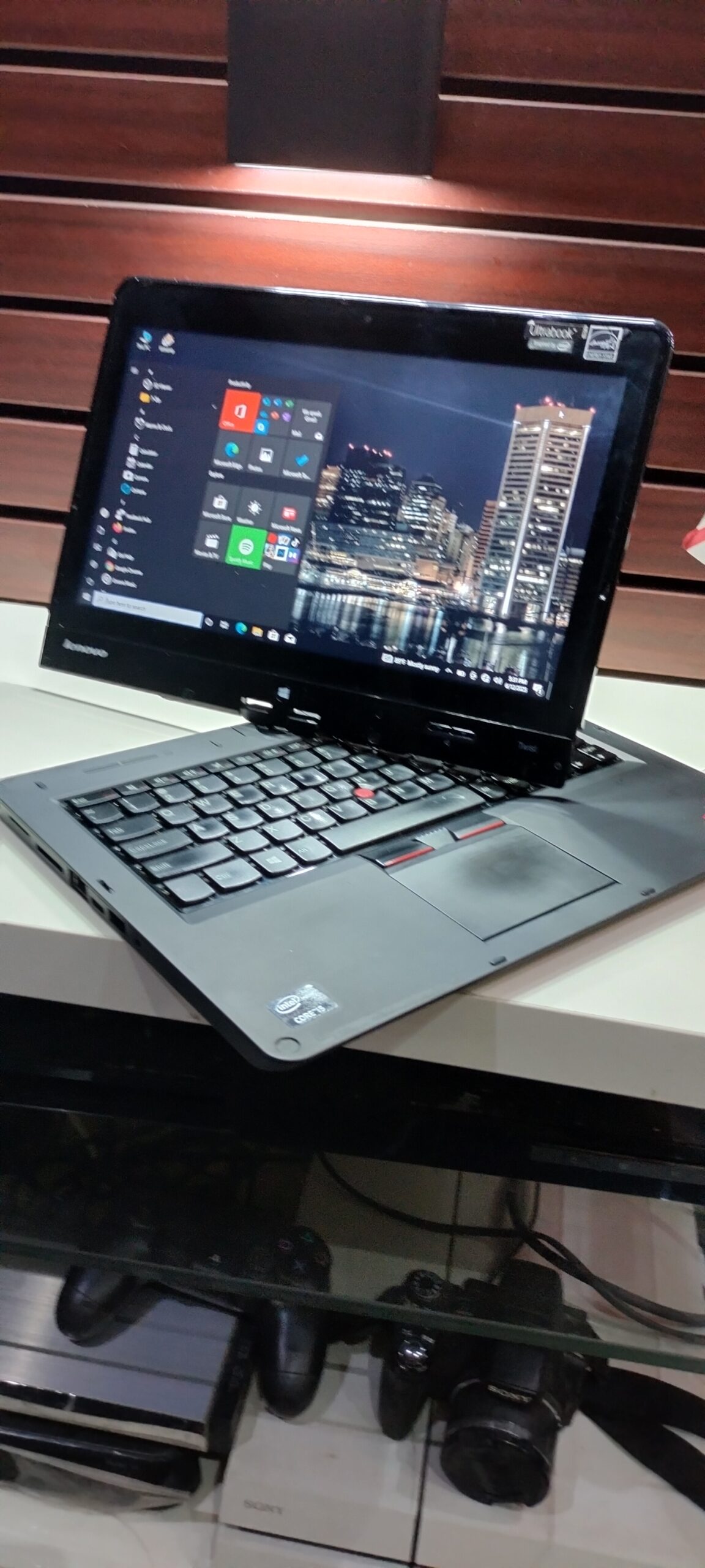 UK Used: Lenovo Yoga 33476UU - Intel core i5-x360 Touchscreen Laptop – 8gb Ram – 500GB Hard Drive – Convertible- Windows 10 pro