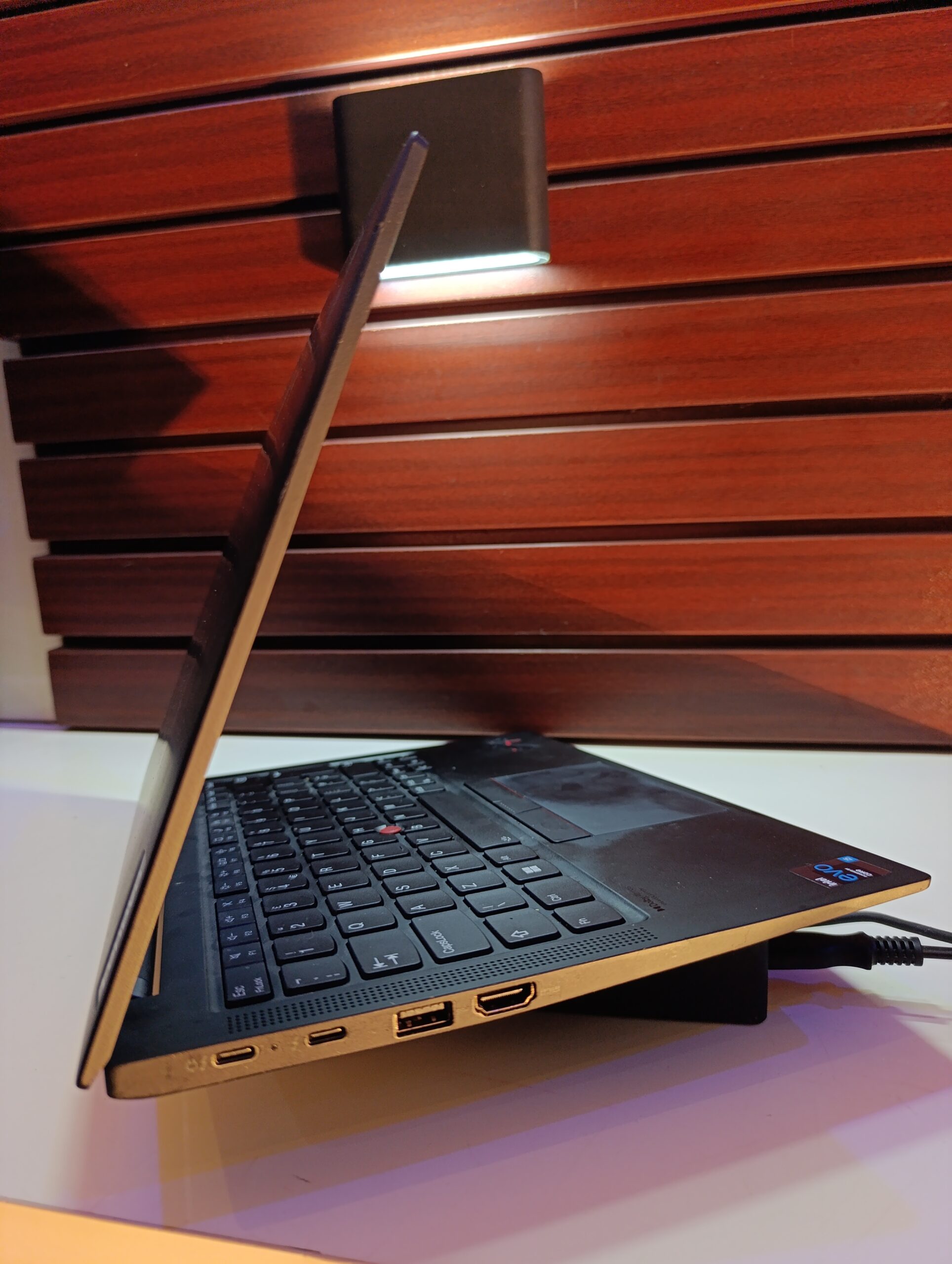 Lenovo Thinkpad X1 Carbon Gen 9 – Intel Core i5 (2.40GHz) – 256GB SSD – 16GB Ram – Windows 11 Pro (64 bit) - Image 5