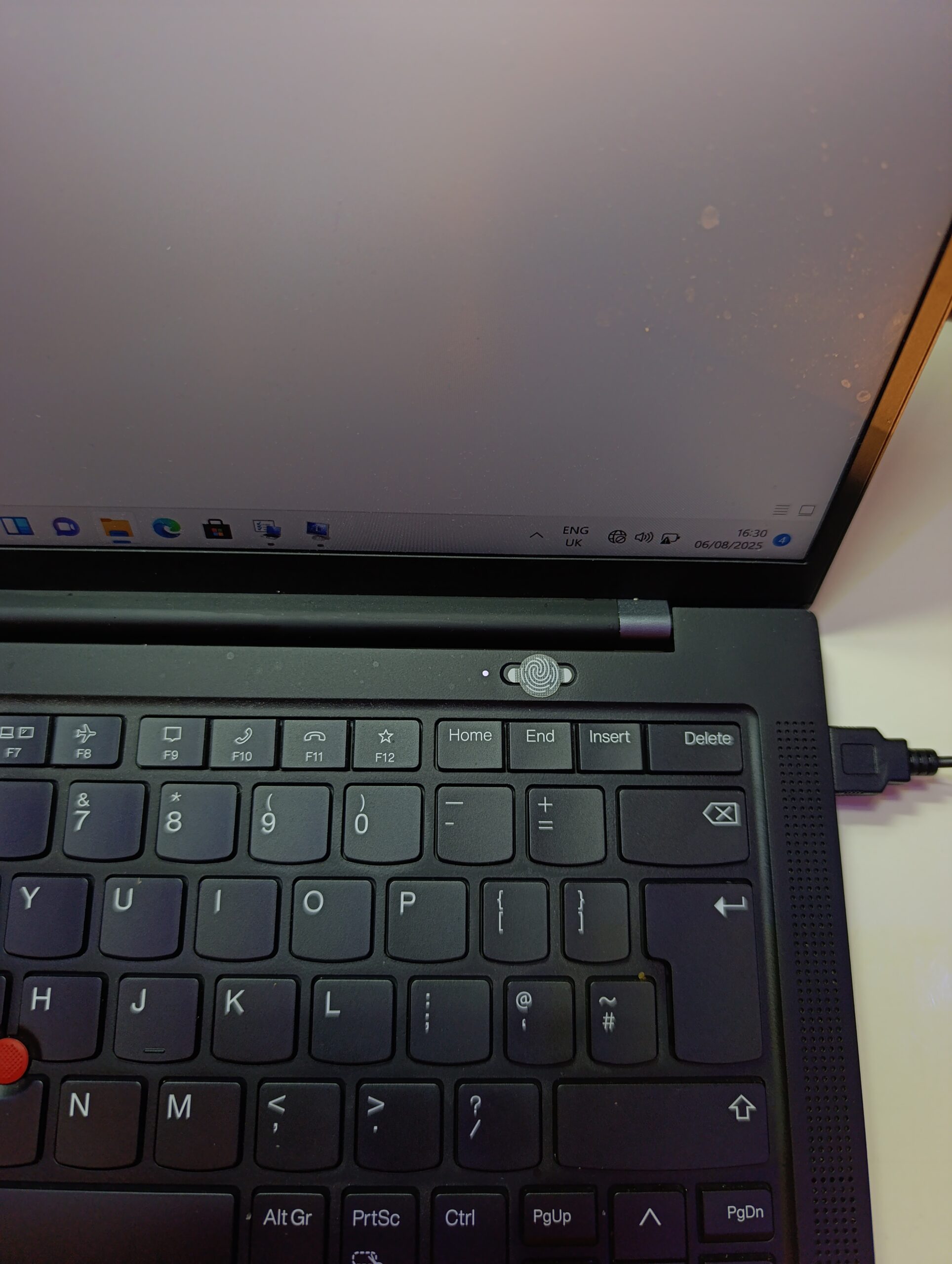 Lenovo Thinkpad X1 Carbon Gen 9 – Intel Core i5 (2.40GHz) – 256GB SSD – 16GB Ram – Windows 11 Pro (64 bit) - Image 10