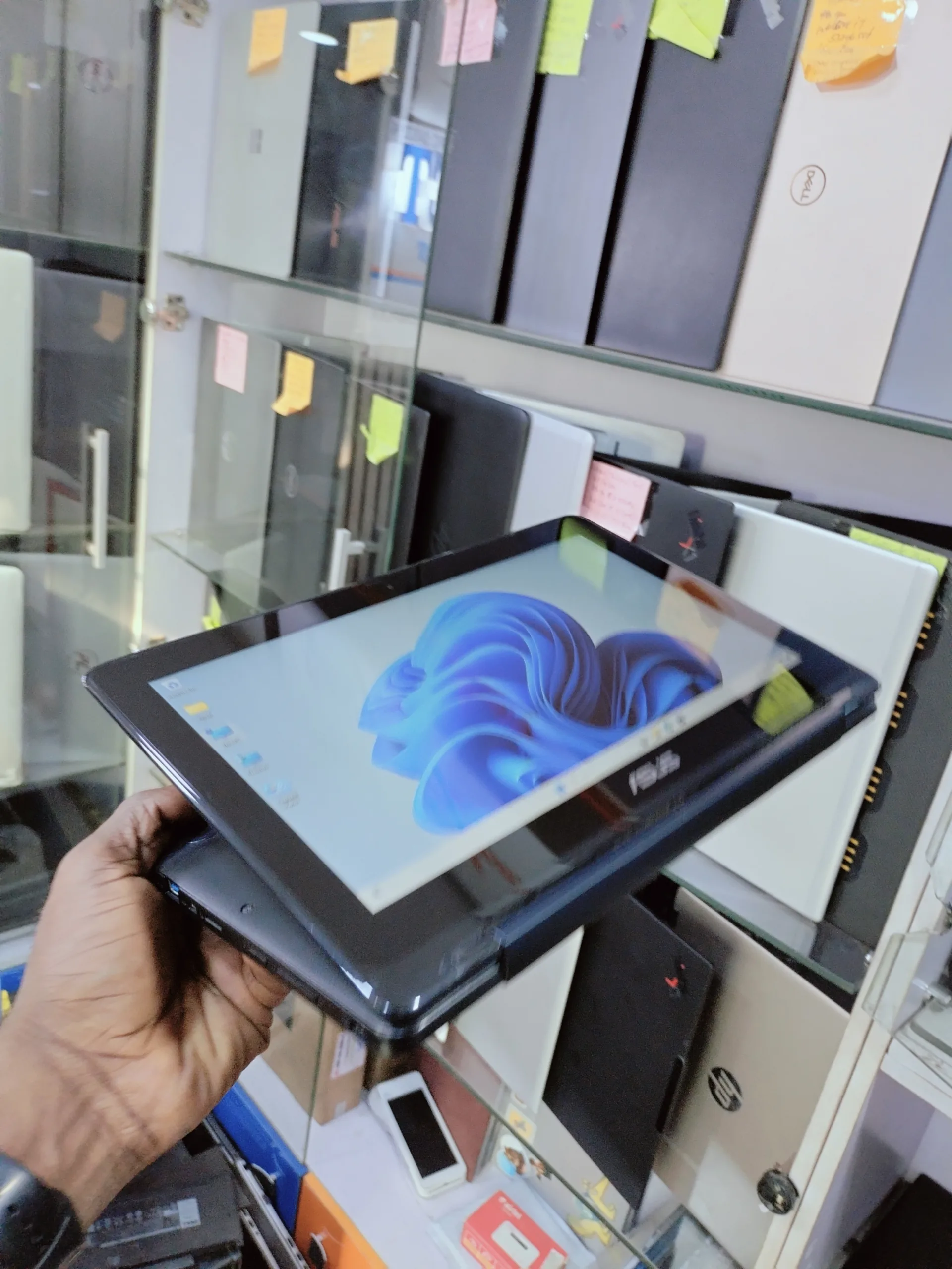 Asus E2055A- Intel N3050 - 32gb ssd - 2gb ram - 11" - Touchscreen -X360 - Sharp Camera