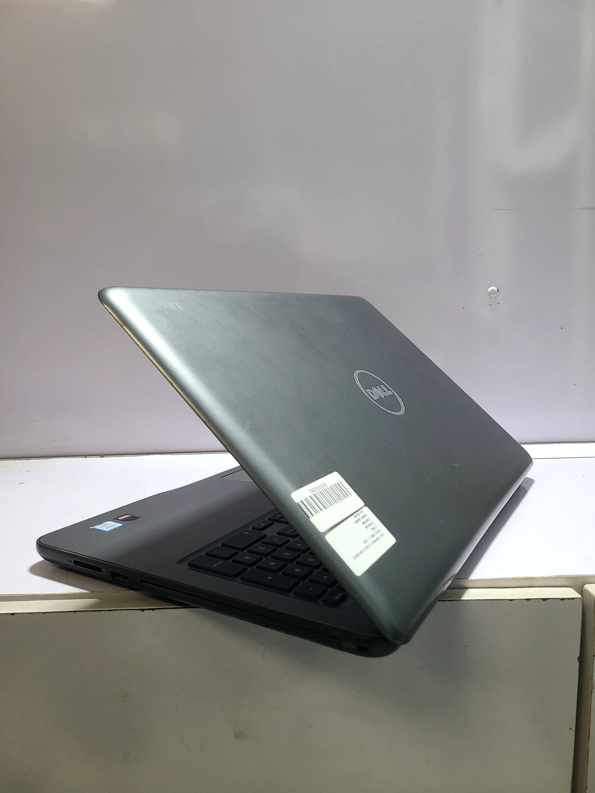 Dell Inspiron 5567 - Core I7 - 256gb Ssd - 12gb Ram- Ryzen Graphics. - Image 4