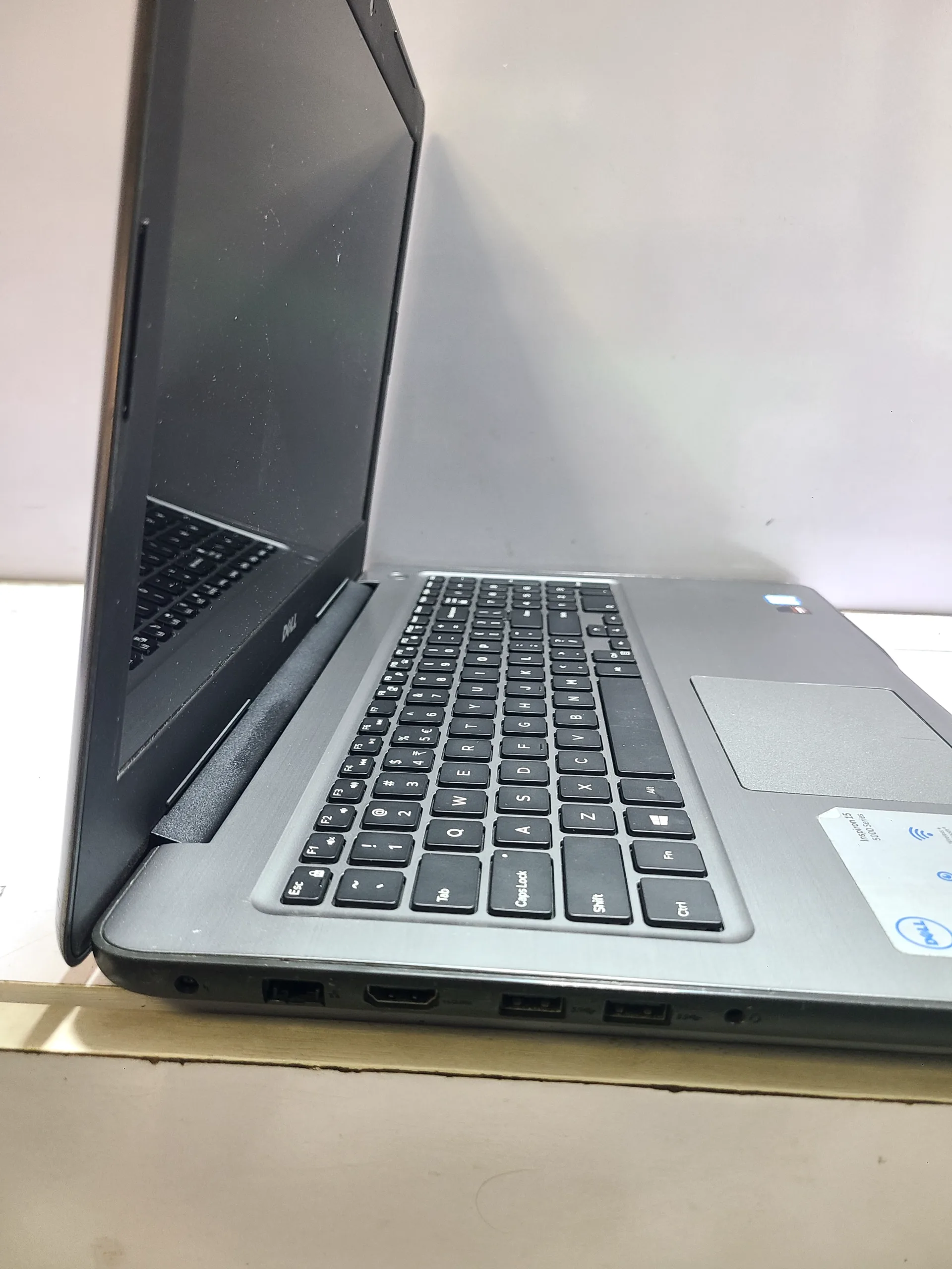 Dell Inspiron 5567 - Core I7 - 256gb Ssd - 12gb Ram- Ryzen Graphics. - Image 5