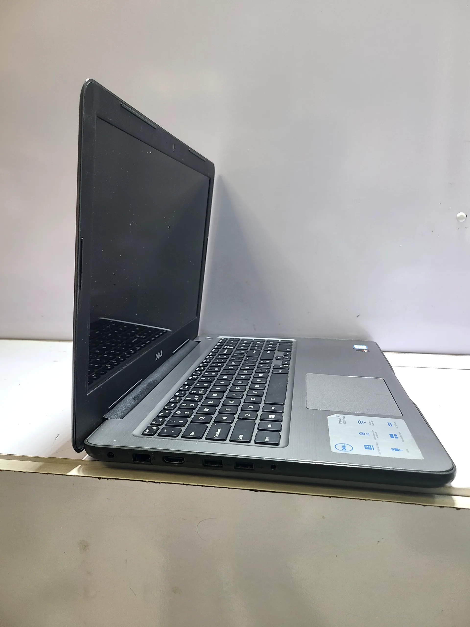 Dell Inspiron 5567 - Core I7 - 256gb Ssd - 12gb Ram- Ryzen Graphics. - Image 6