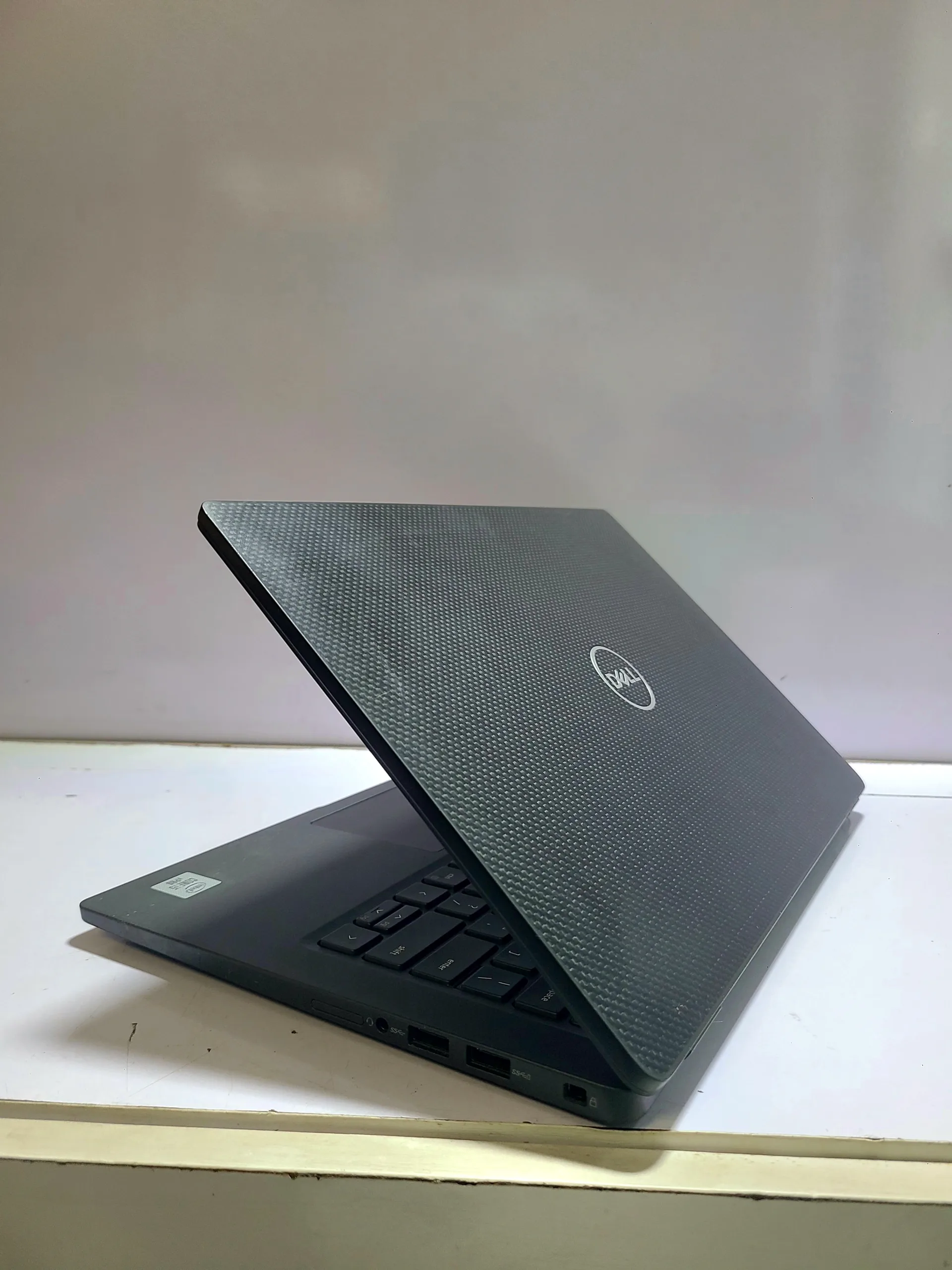Dell Latitude 7410 - Intel Core I5-10310U - 256 SSD - 16GB RAM. - Image 2