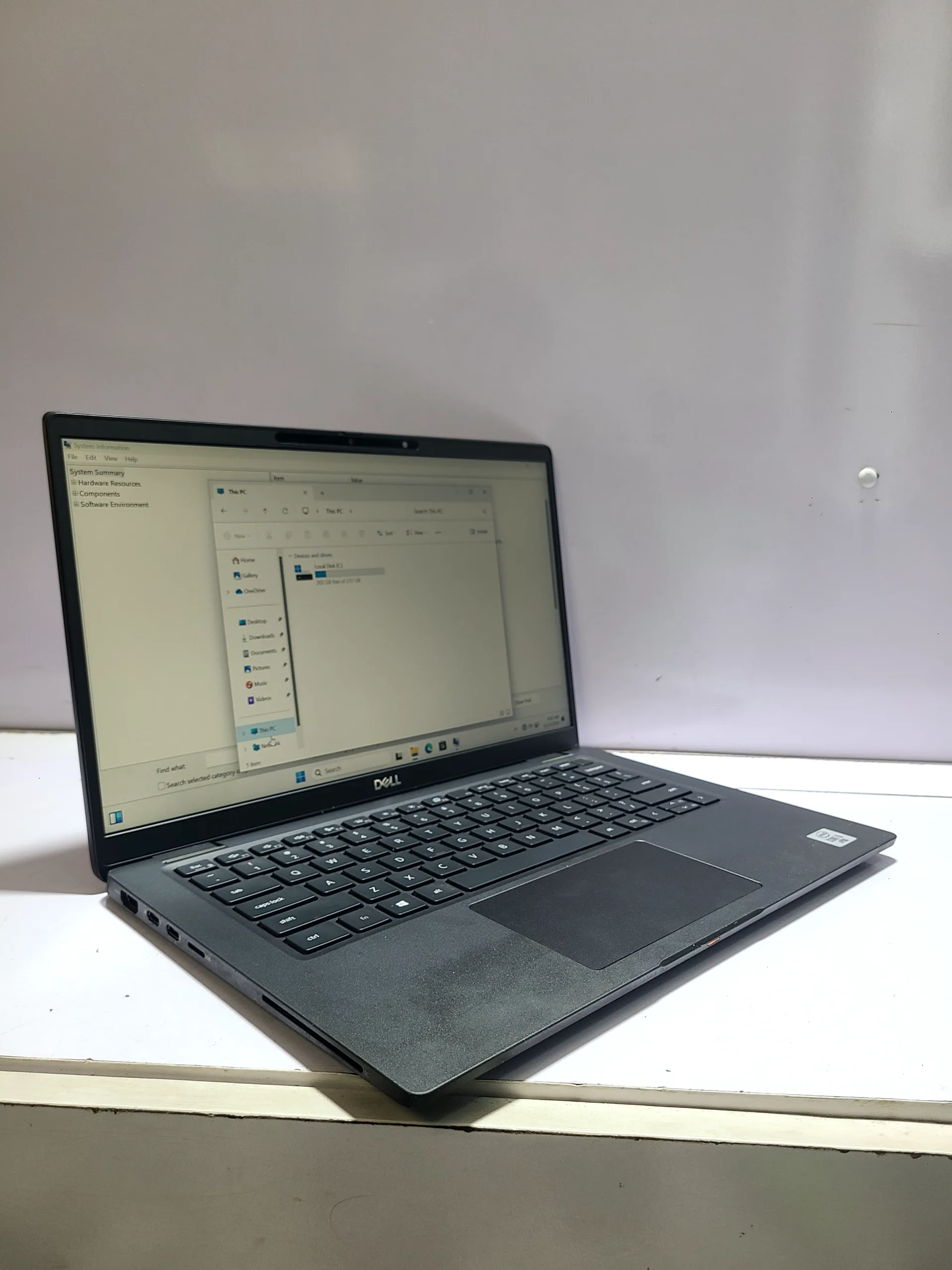Dell Latitude 7410 - Intel Core I5-10310U - 256 SSD - 16GB RAM.