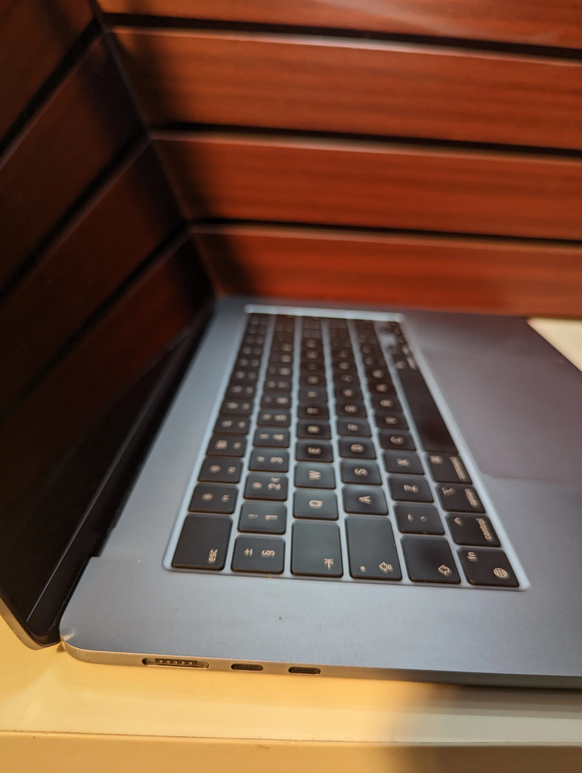 APPLE MACBOOK AIR 15- M2 CHIP – 8CORE– 256GB SSD – 8GB RAM – TAHOE - Image 6