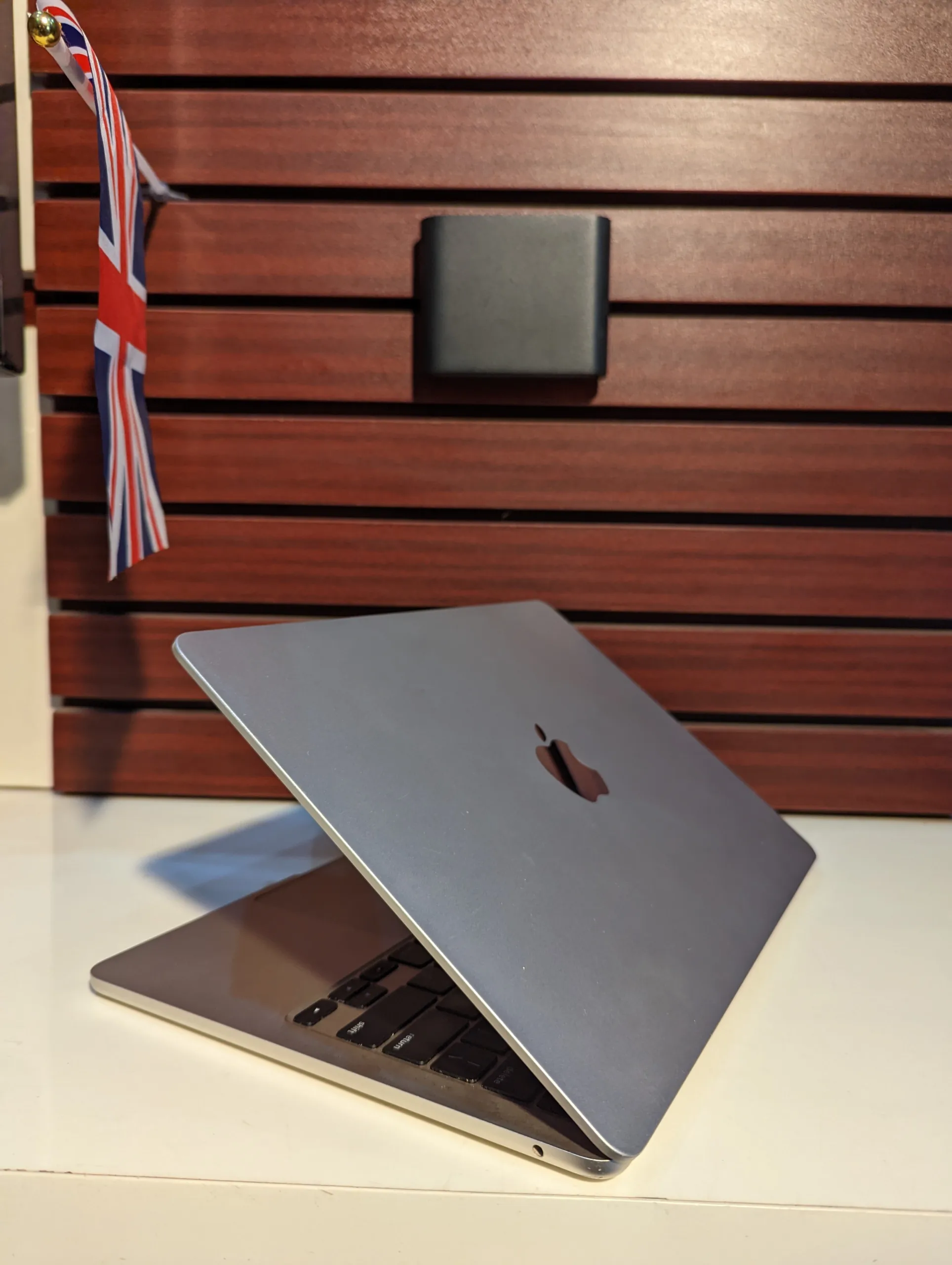 APPLE MACBOOK AIR VAN ECO 2022_M2 CHIP_ 16GB RAM _1TB SSD_TAHOE 26.1 - Image 6