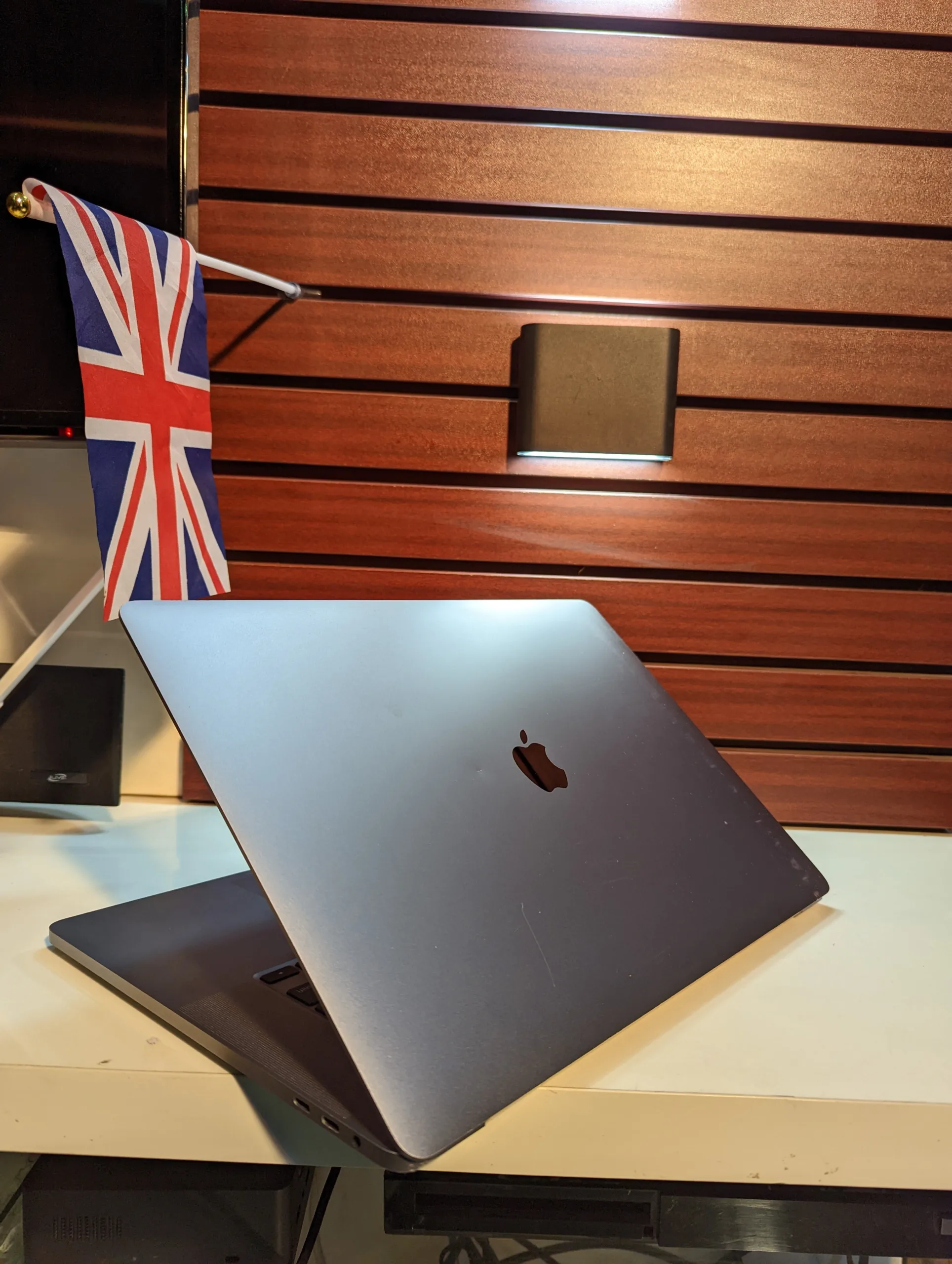 APPLE MACBOOK PRO 2019_ INTEL CORE I9_ 16GB RAM_ 1TB SSD_ KEYBOARDLIGHT _ CATALINA - Image 4