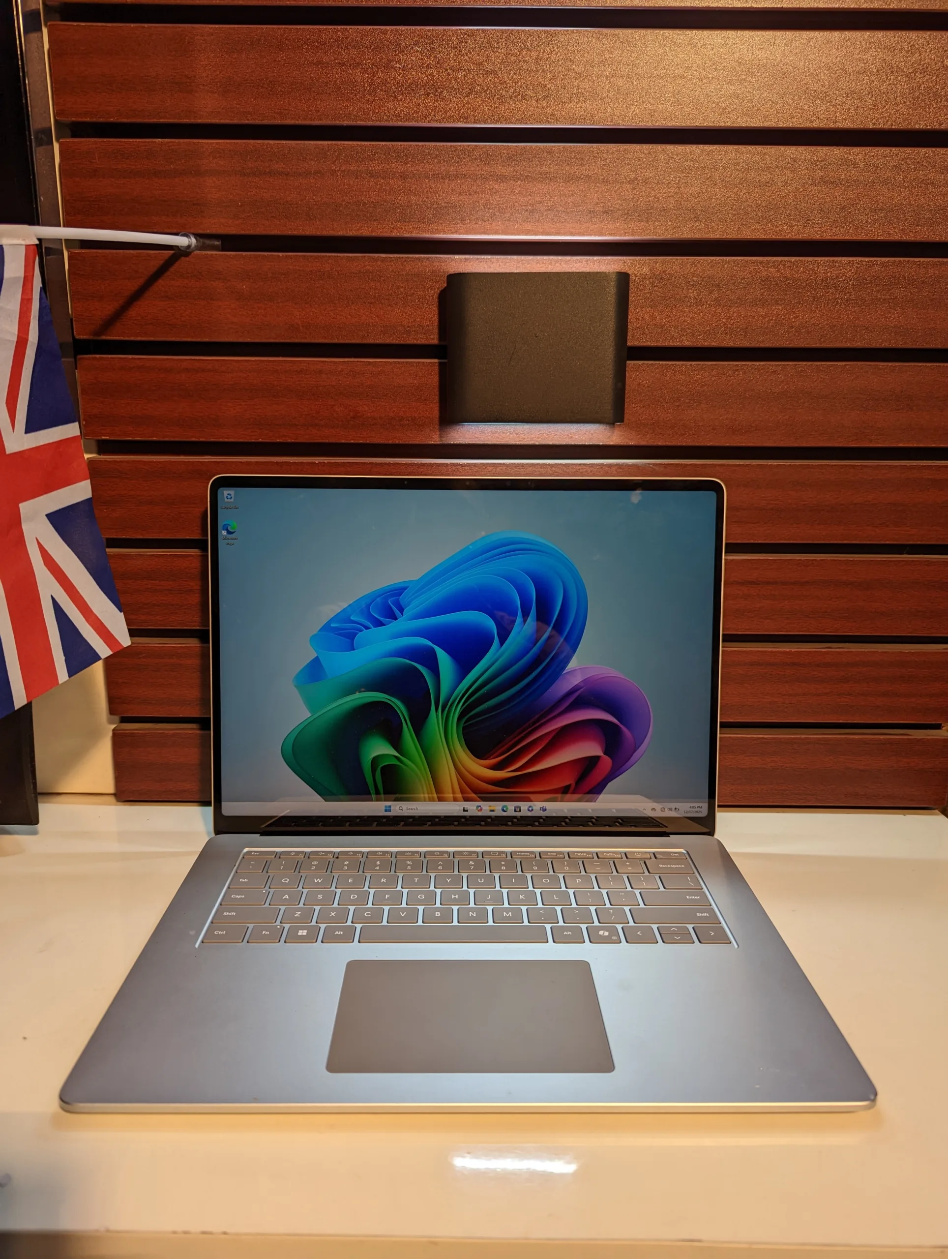 Microsoft Surface Laptop 7th Edition – Snapdragon 12 Core – 1tb Ssd – 16gb Ram – Window 11 Pro